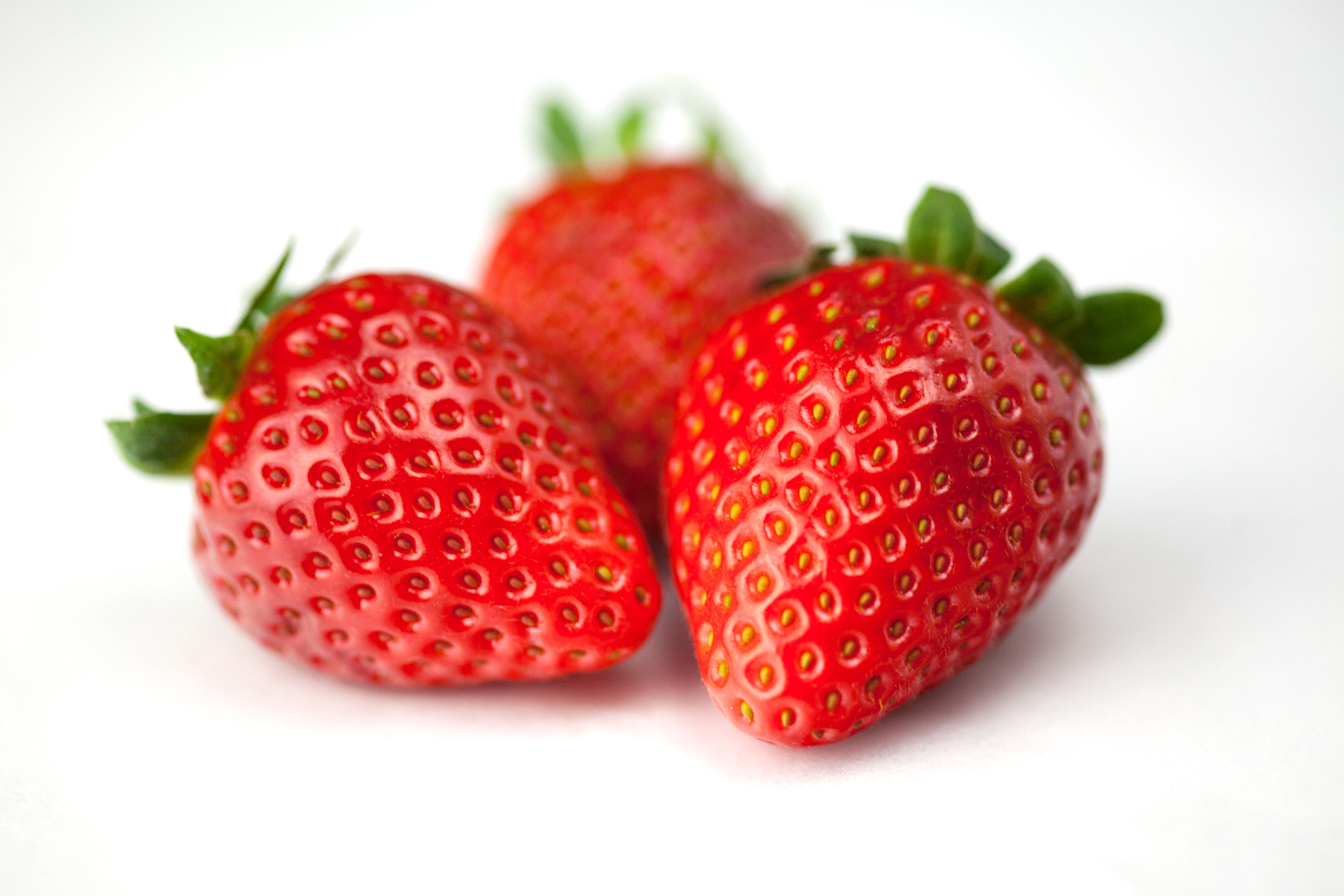 Handy-Wallpaper Erdbeere, Lebensmittel, Berries, Weißer Hintergrund kostenlos herunterladen.