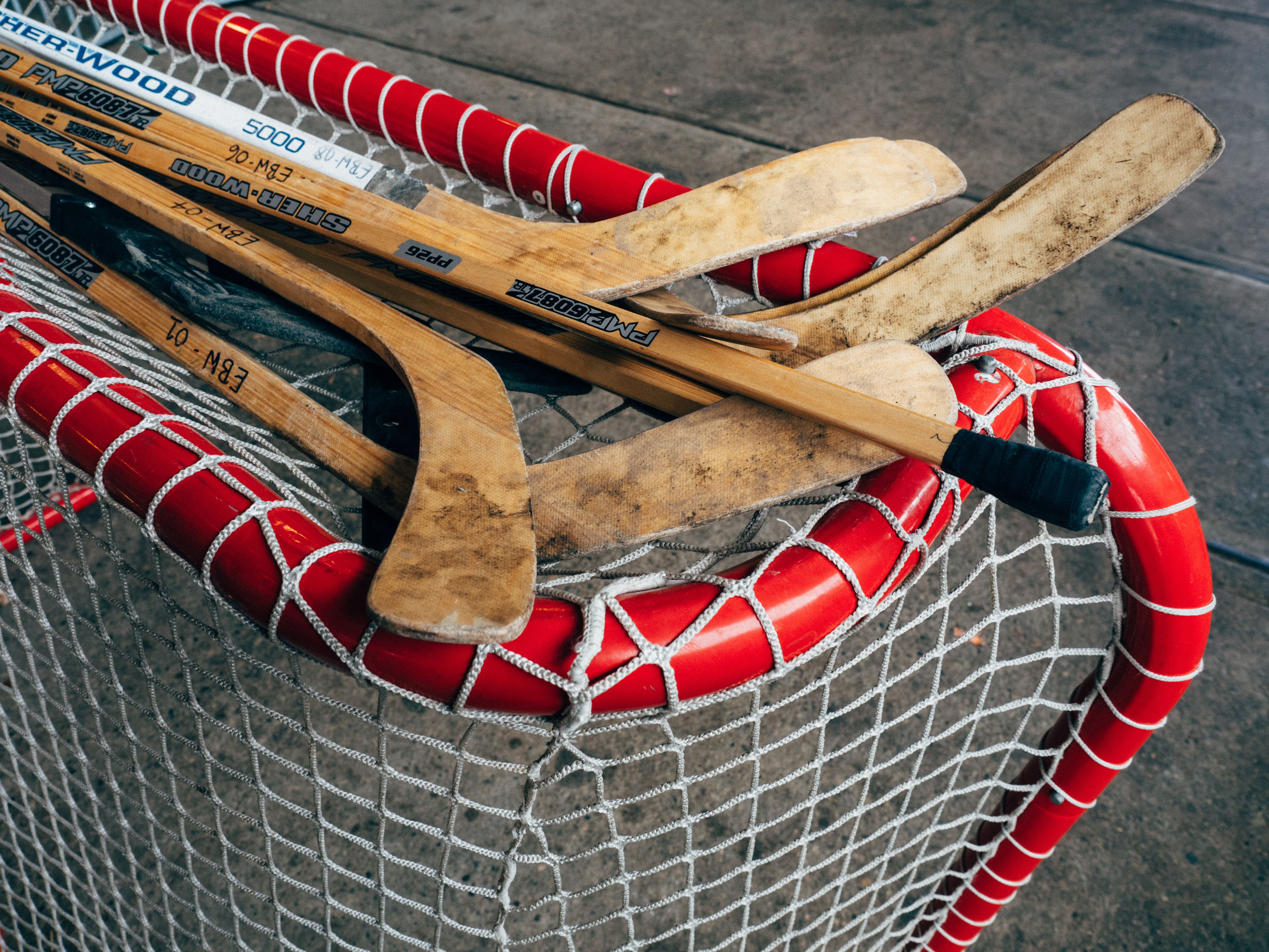 Handy-Wallpaper Sport, Eishockey, Hockeyschläger, Tor, Sticks kostenlos herunterladen.