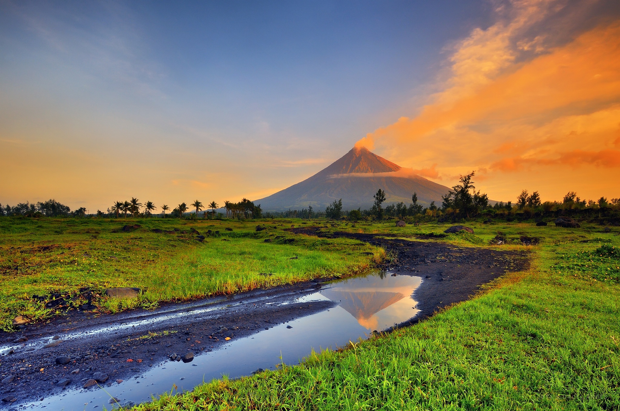 Laden Sie Vulkan Mayon HD-Desktop-Hintergründe herunter