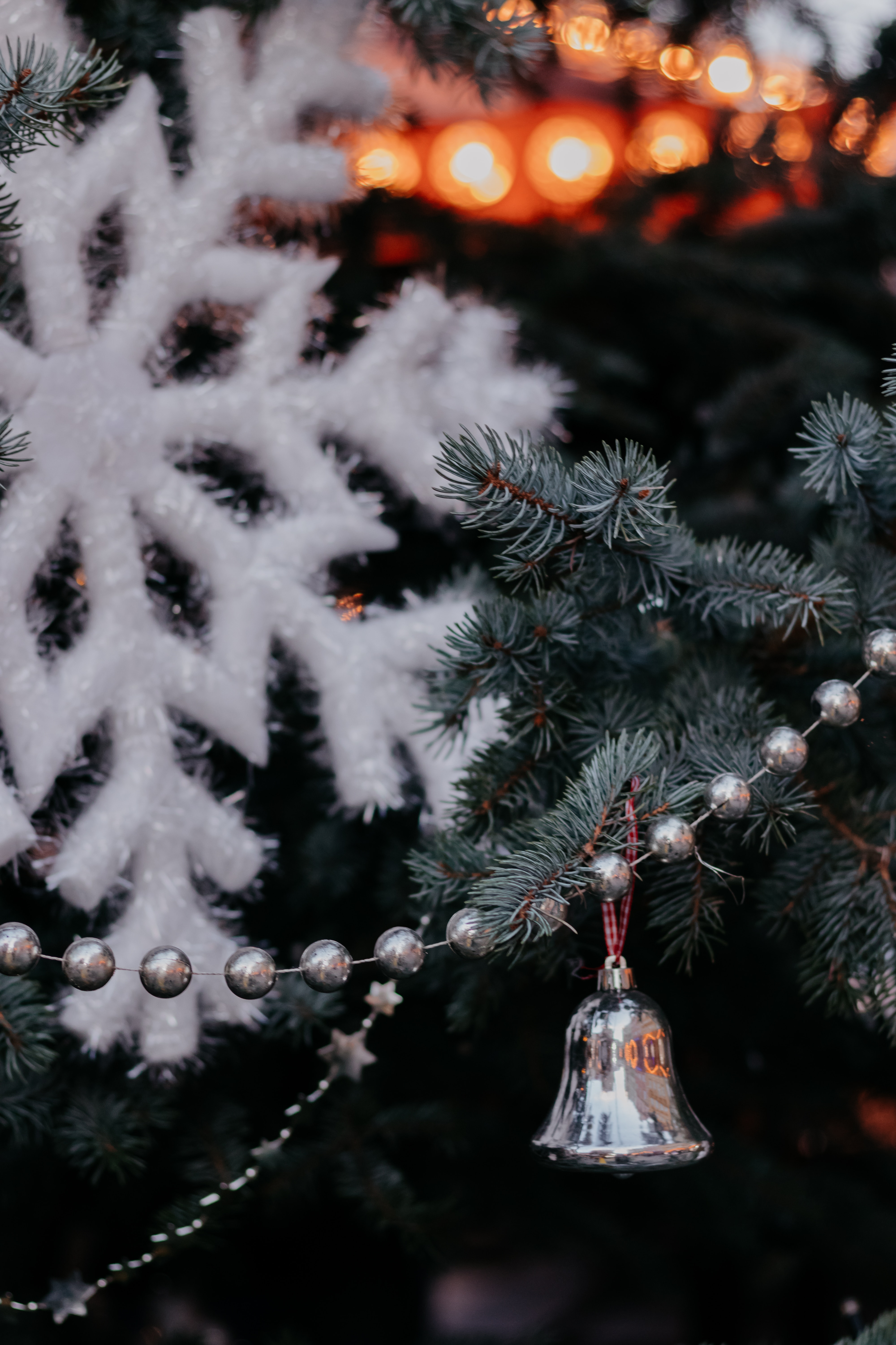 114520 Hintergrundbild herunterladen feiertage, neujahr, dekoration, weihnachten, neues jahr, weihnachtsbaum, girlande, garland, glocke, bell - Bildschirmschoner und Bilder kostenlos