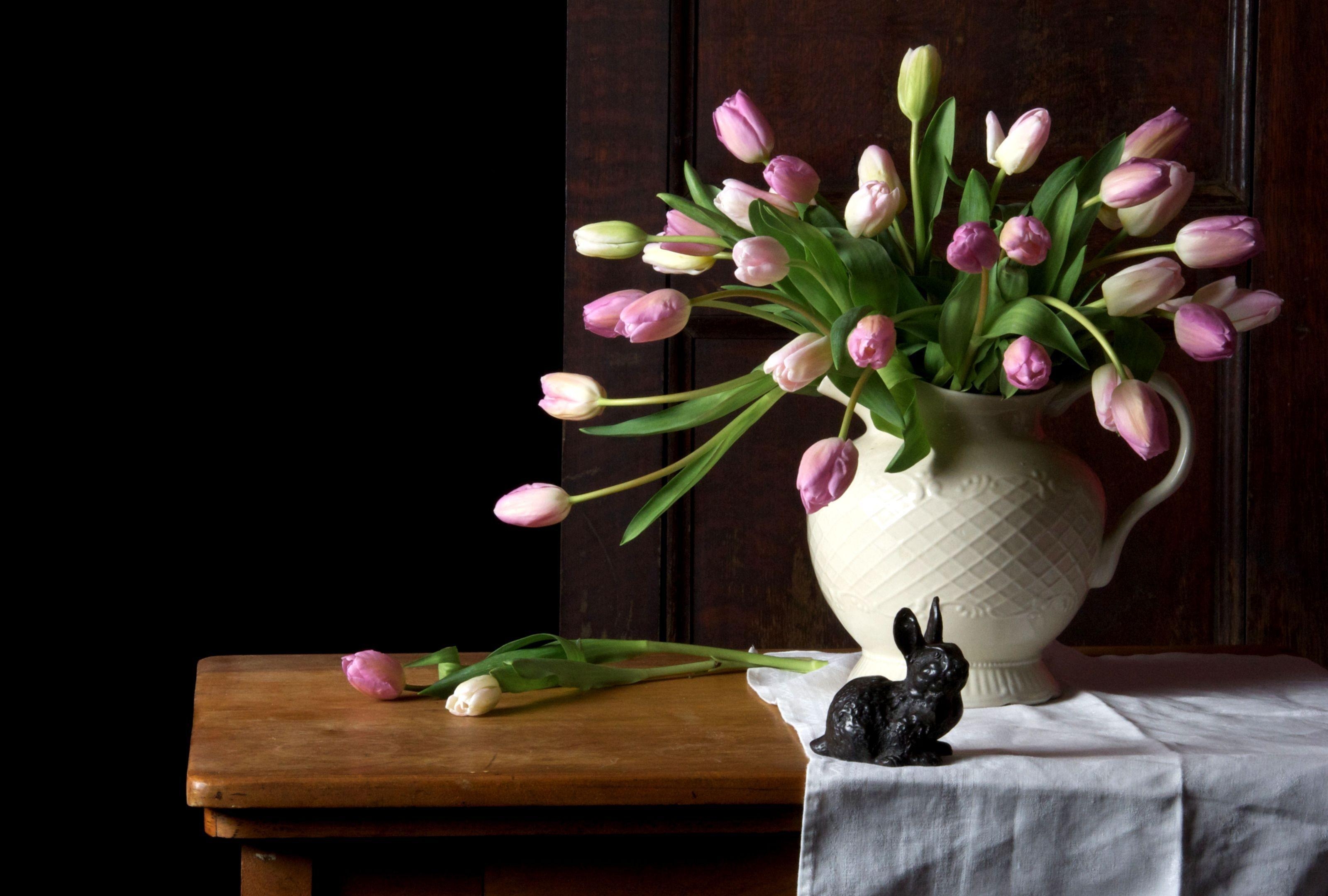 112280 скачать обои ваза, букет, цветы, тюльпаны, стол, салфетка, кролик - заставки и картинки бесплатно