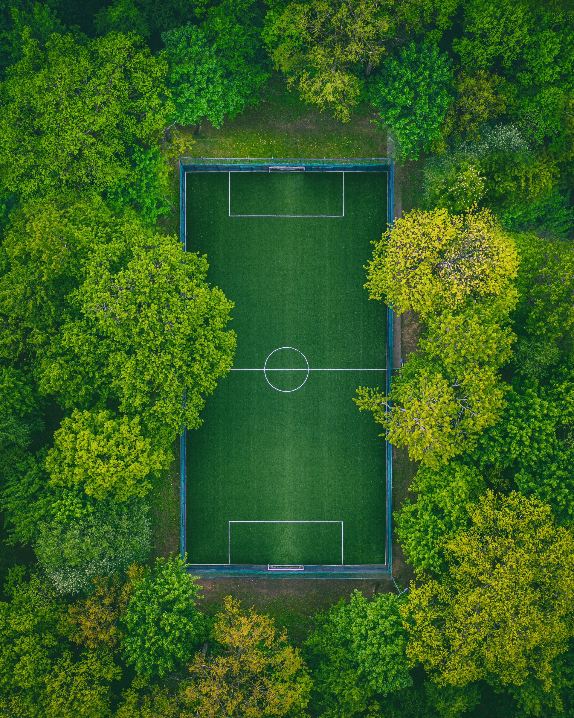 150135 скачать обои футбольное поле, спорт, вид сверху, деревья, площадка, зеленый - заставки и картинки бесплатно