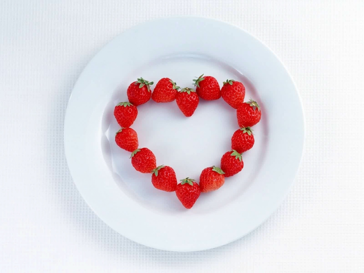 Handy-Wallpaper Erdbeere, Feiertage, Lebensmittel, Herzen, Liebe, Valentinstag, Berries kostenlos herunterladen.