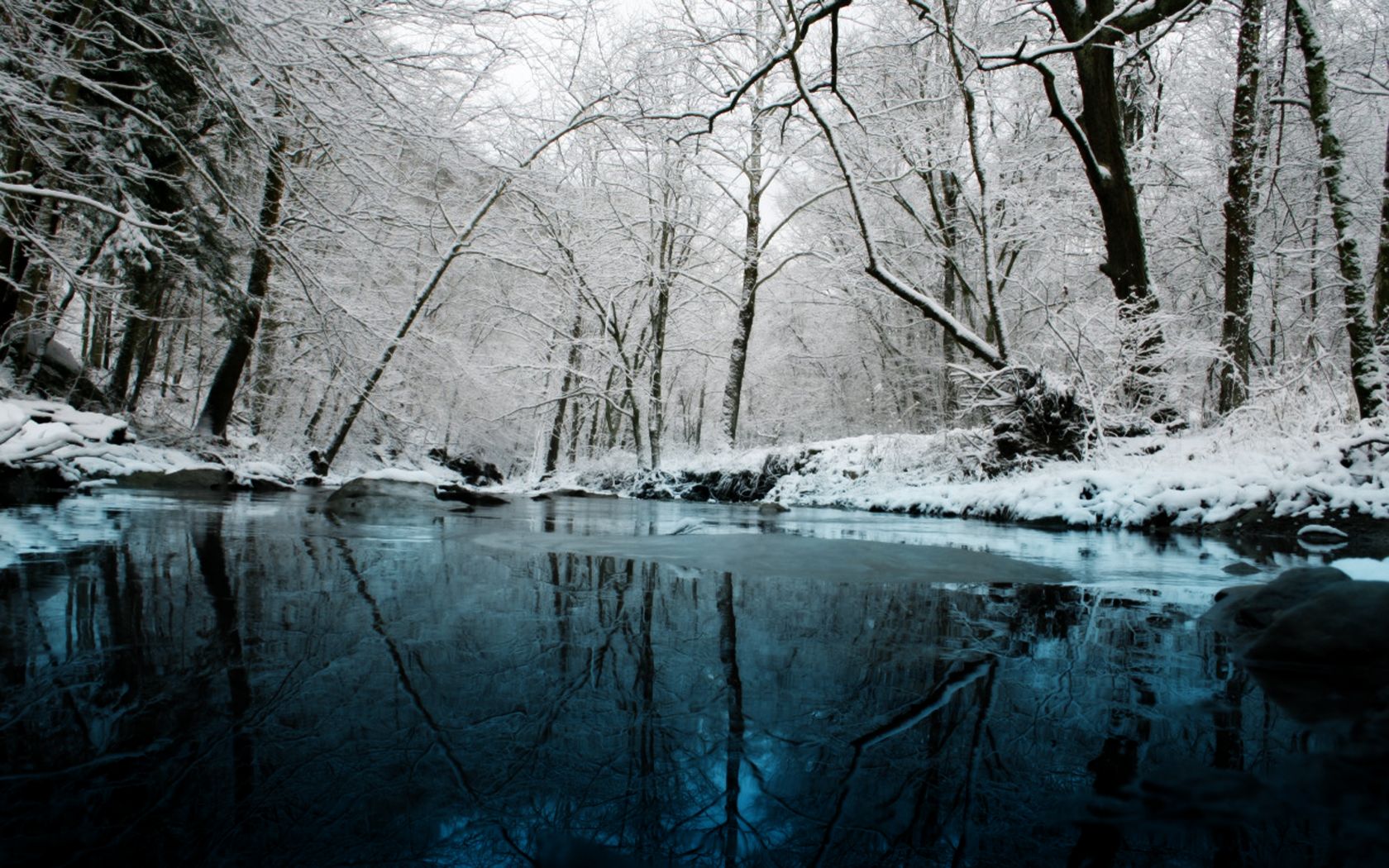 Черное озеро зимой