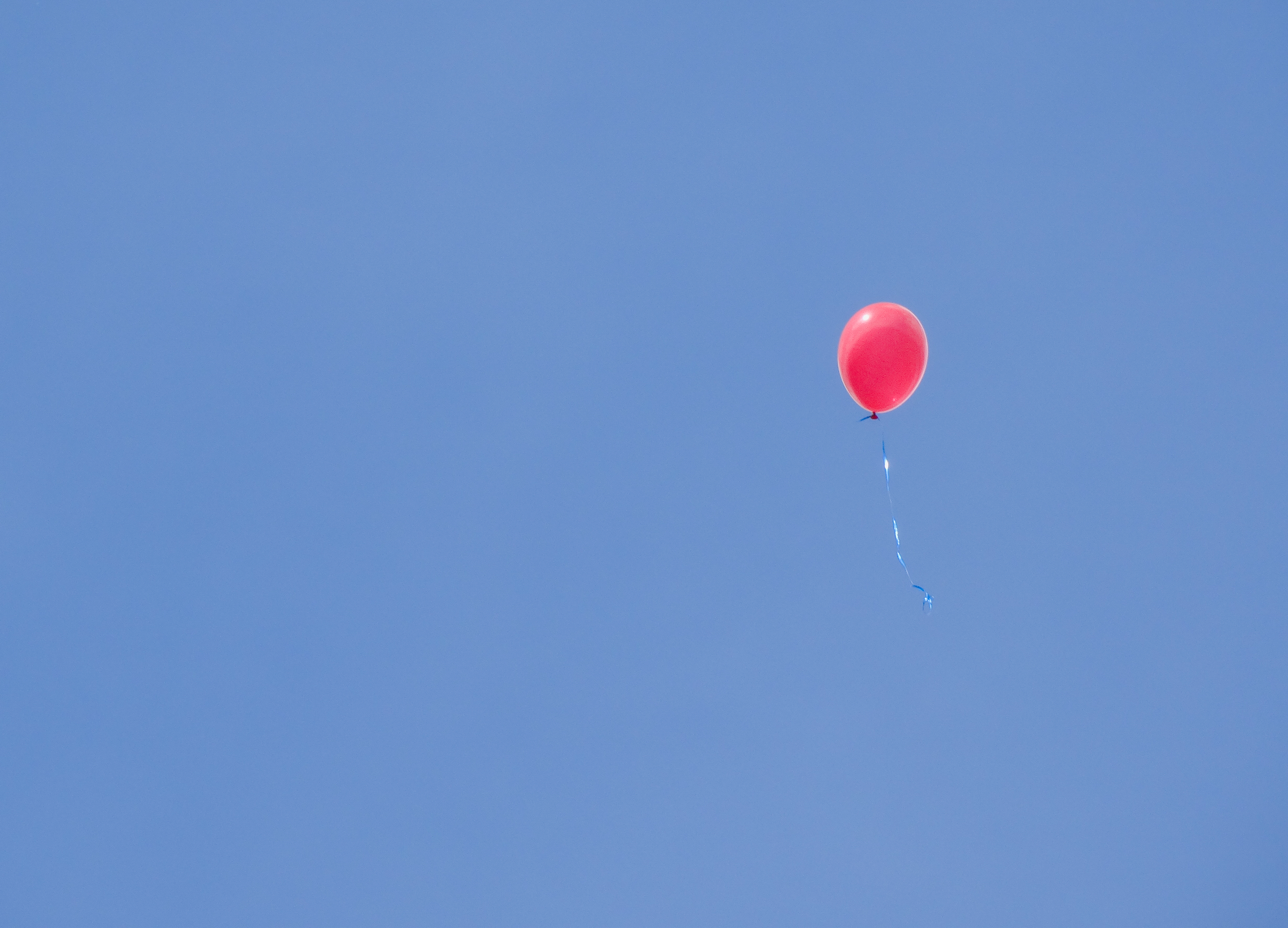 104020 Hintergrundbild herunterladen sky, minimalismus, flug, luftballon, ballon, allein, einsam - Bildschirmschoner und Bilder kostenlos
