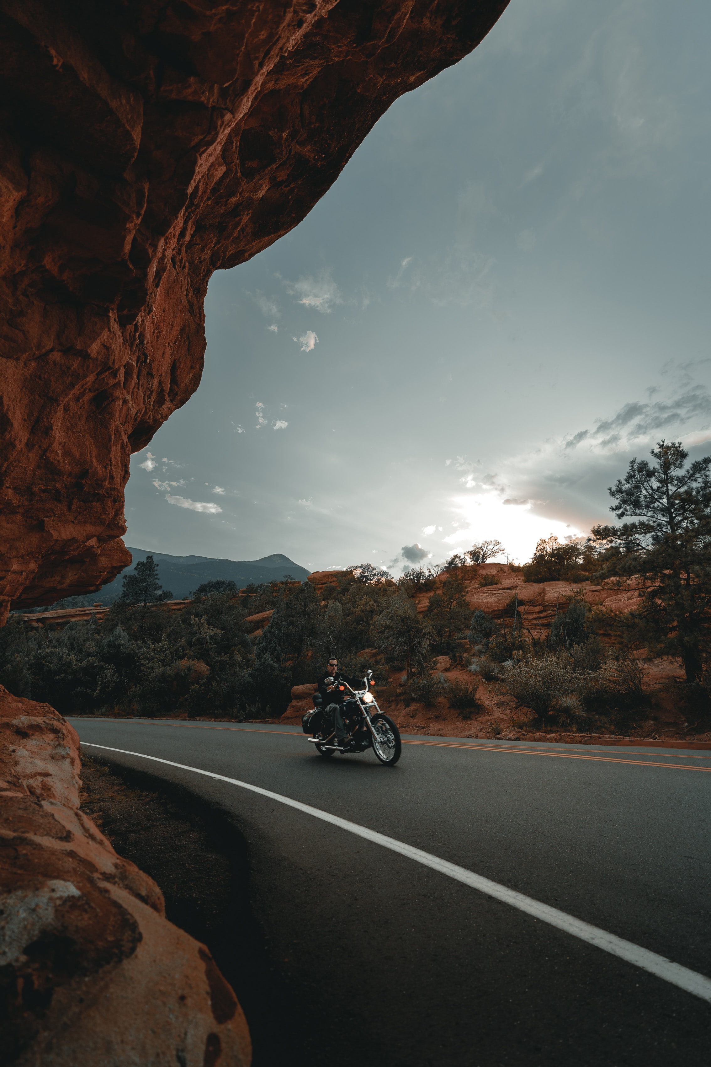 129012 Hintergrundbild herunterladen motorräder, felsen, die steine, straße, motorradfahrer, motorrad, fahrrad, biker - Bildschirmschoner und Bilder kostenlos