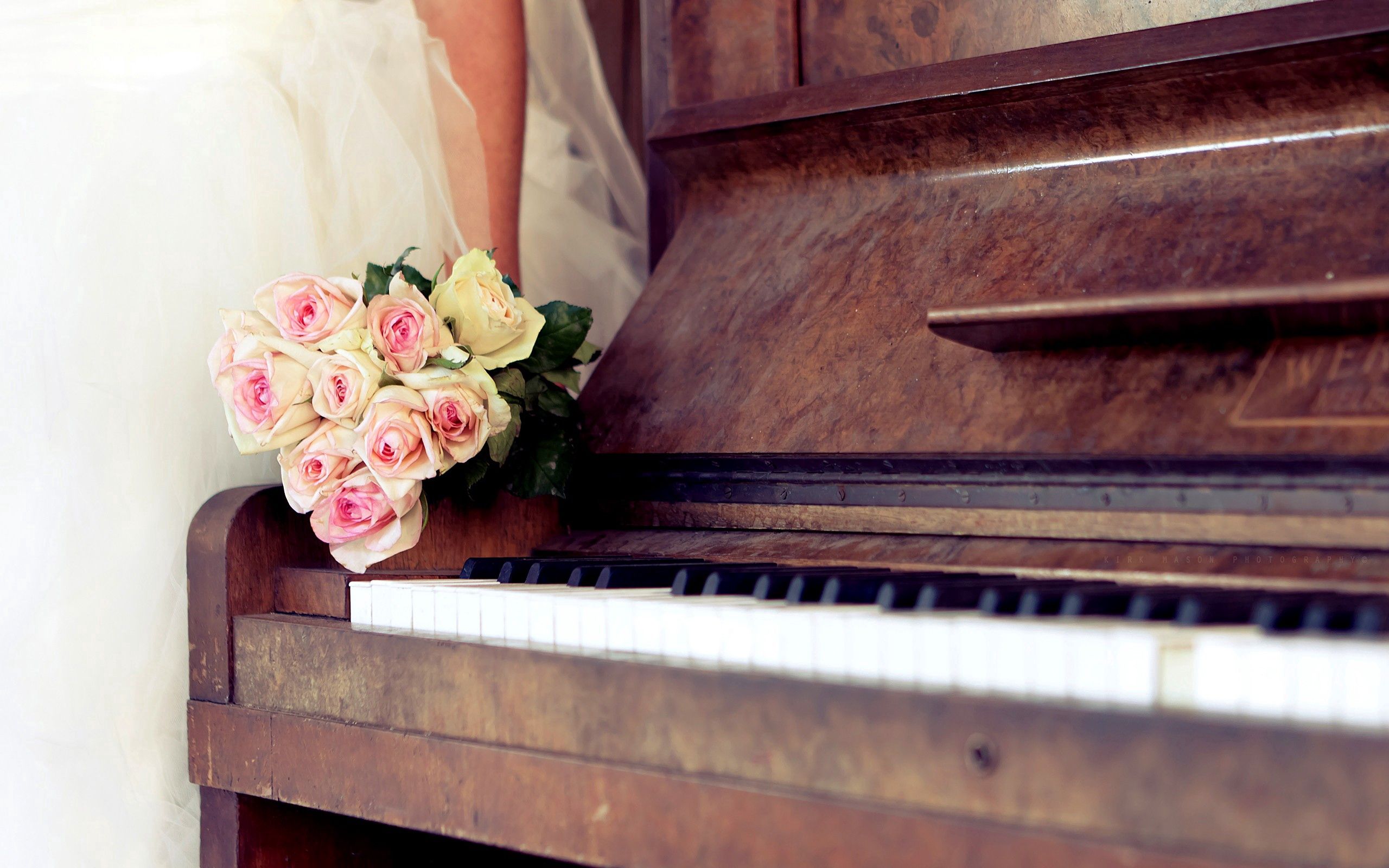 手機的104467屏保和壁紙音乐。 免費下載 新娘, 钢琴, 花卉, 玫瑰 圖片