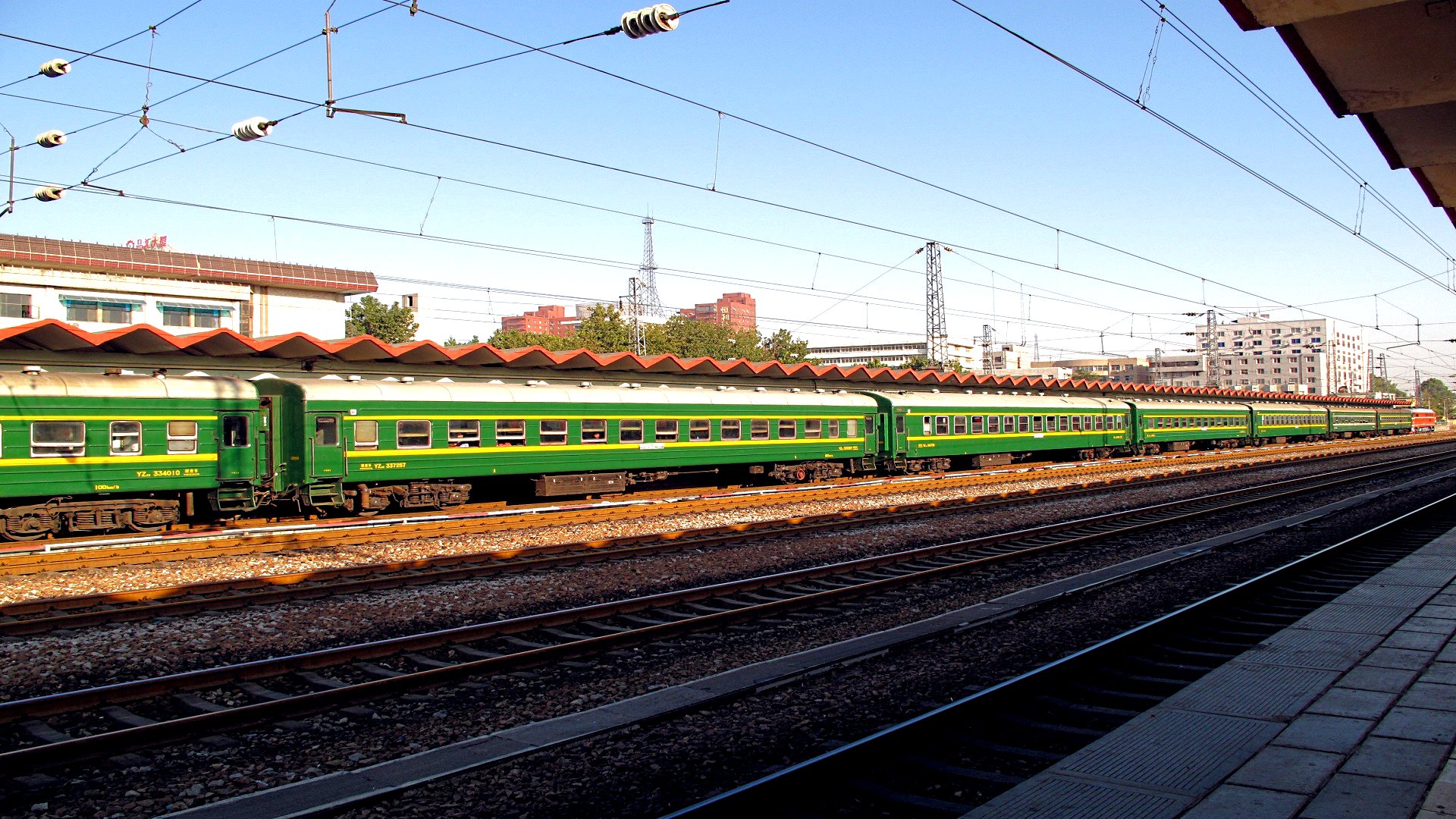 Зеленый поезд слова. Зеленый поезд. Зеленые поезда в России. Зеленая электричка. Поезд зеленый поезд.
