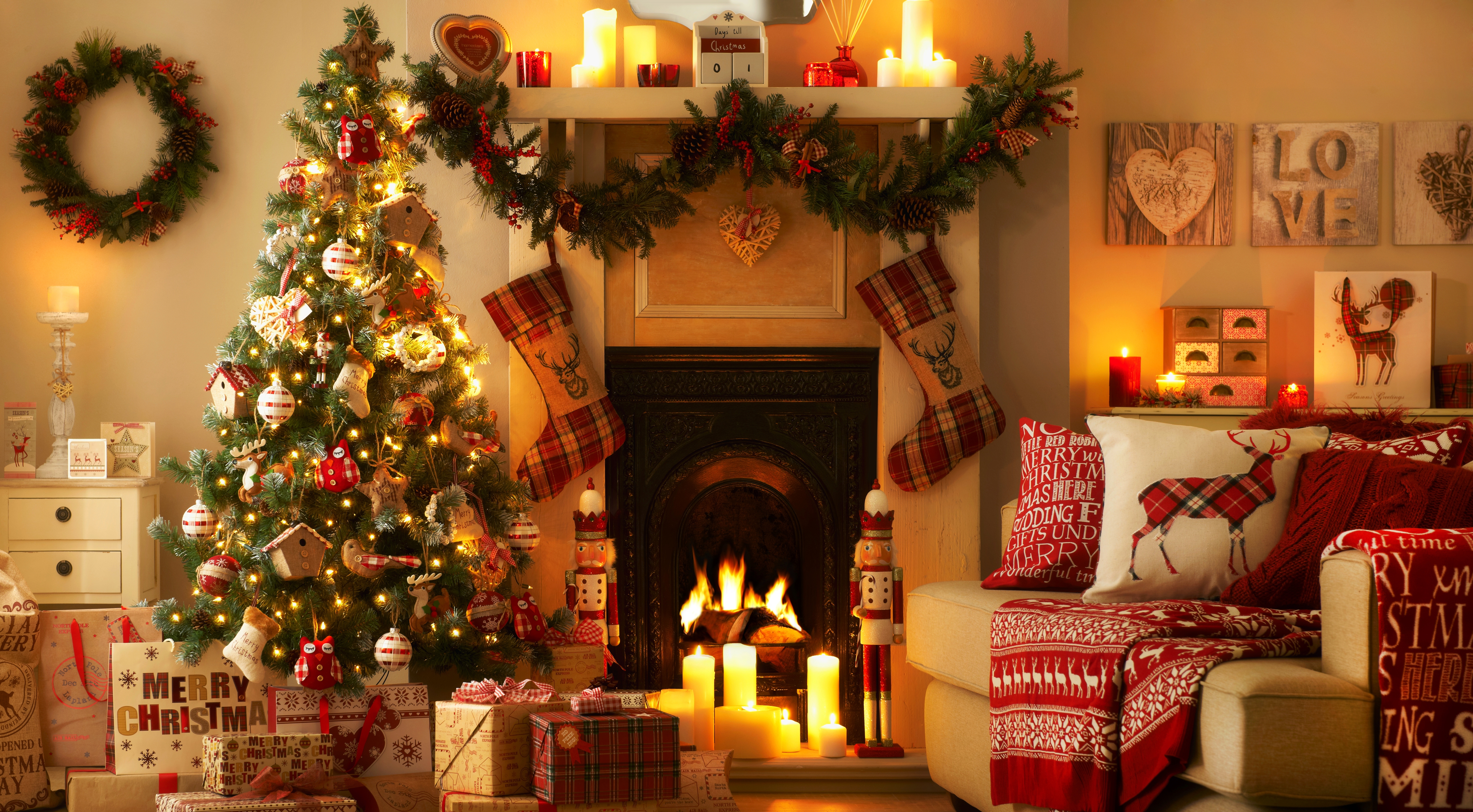 1524592 скачать обои рождественские украшения, подарки, украшение, рождество, рождественские огни, камин, праздничные, свеча, рождественская елка, диван, чулок - заставки и картинки бесплатно