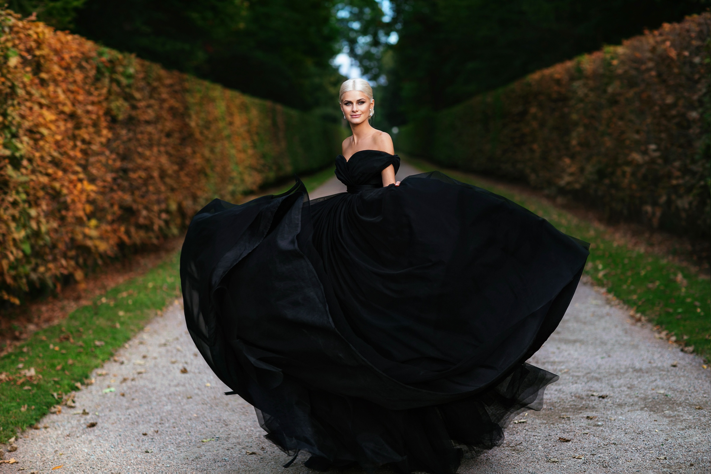 Блондинка в длинном черном платье