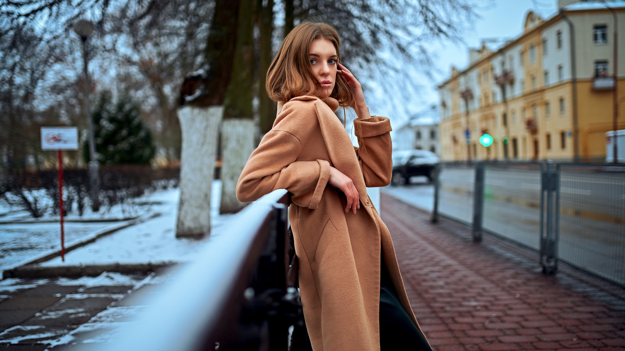 Девушка в красивом пальто на улице