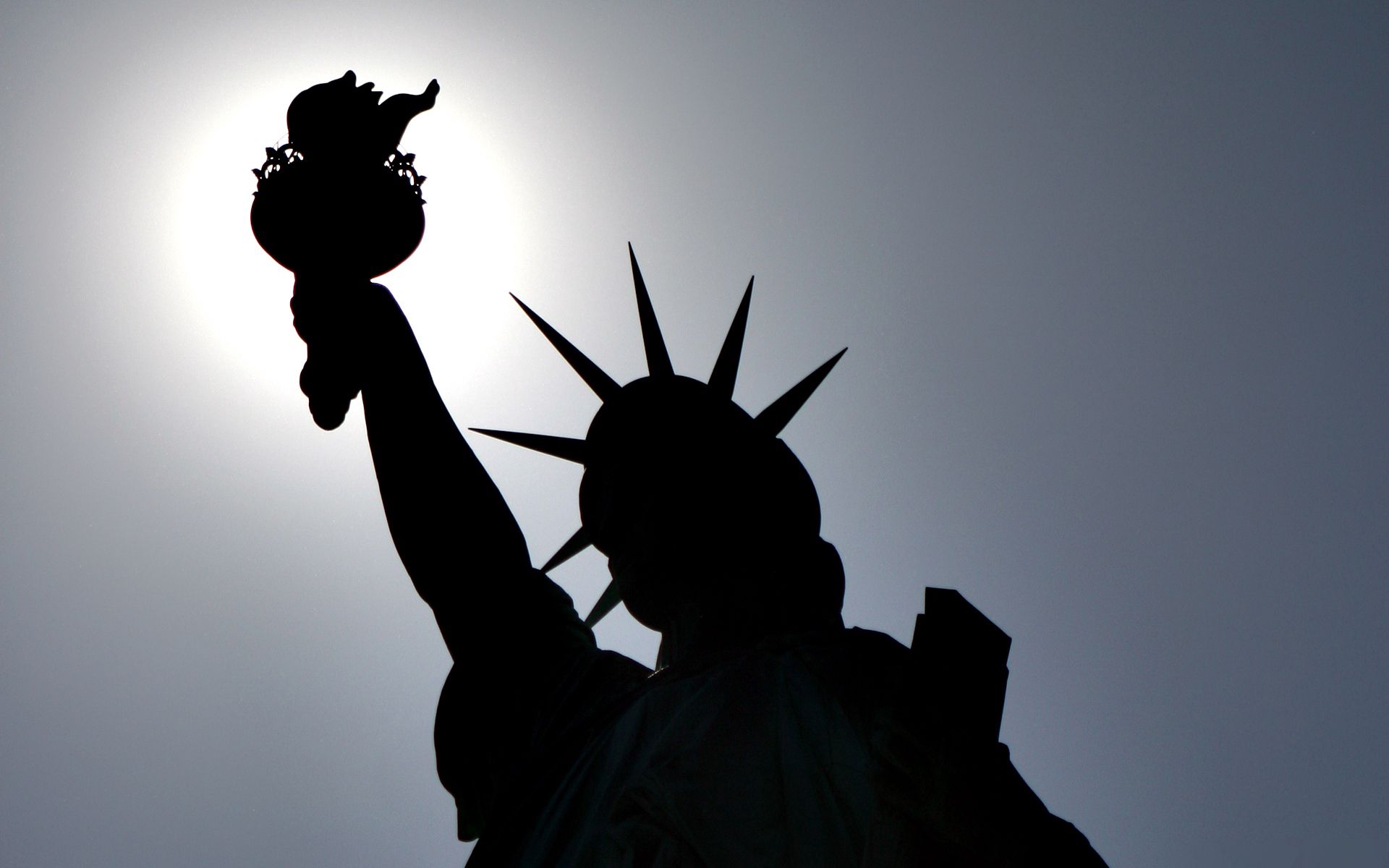 106428 Hintergrundbild herunterladen städte, statue of liberty, usa, schatten, new york, aussehen - Bildschirmschoner und Bilder kostenlos