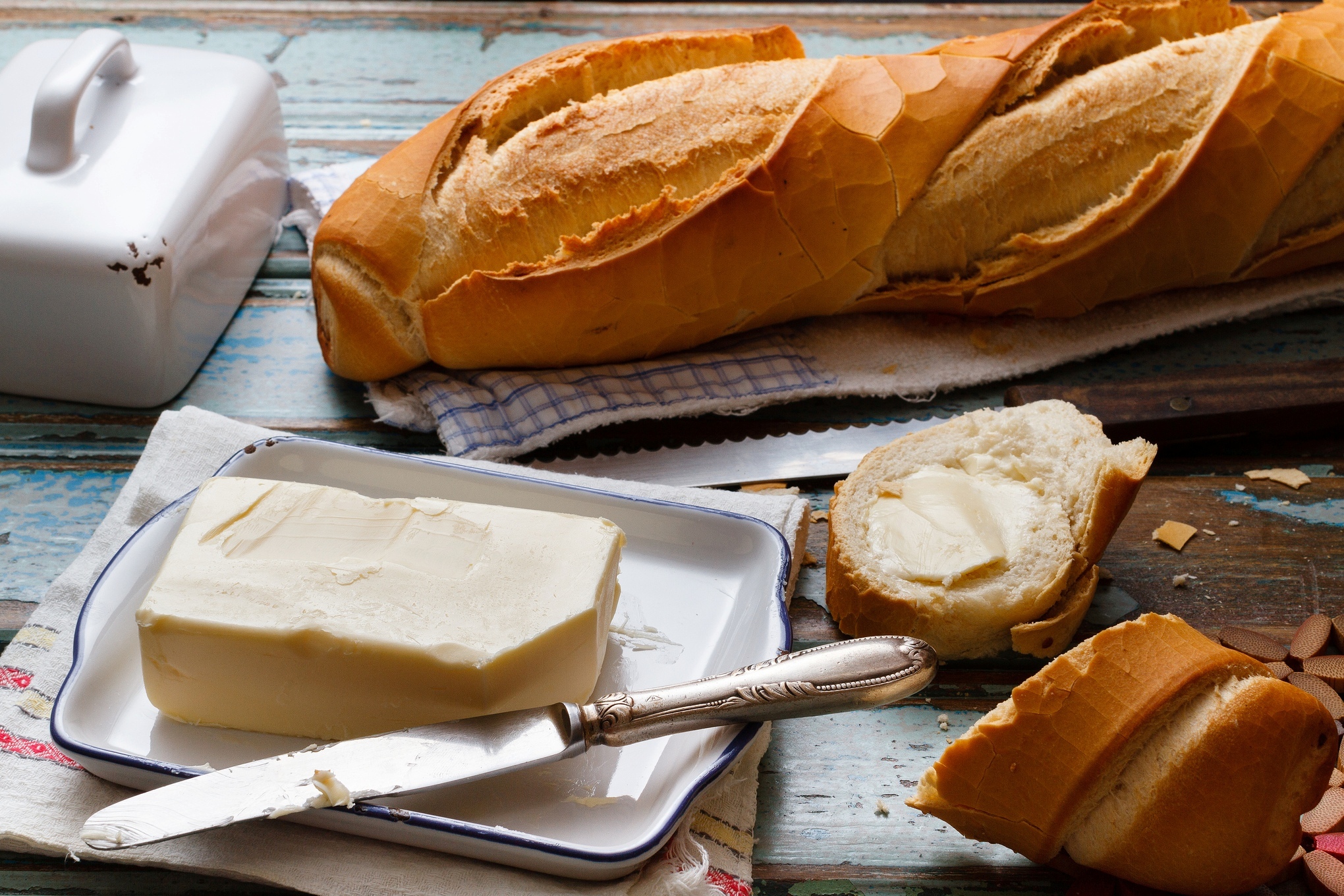 Сливочное масло на завтрак. Бутерброд с маслом. Булка с маслом. Хлеб с маслом. Сливочное масло на хлебе.