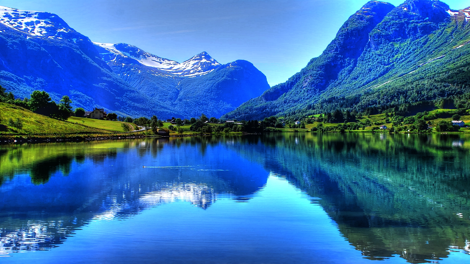 Синее небо гора озеро