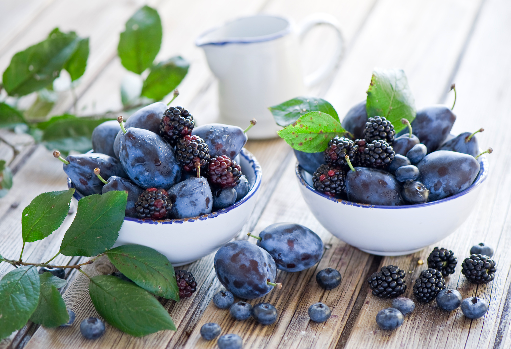 104662 Bild herunterladen lebensmittel, berries, plum, blackberry, platten, becken - Hintergrundbilder und Bildschirmschoner kostenlos