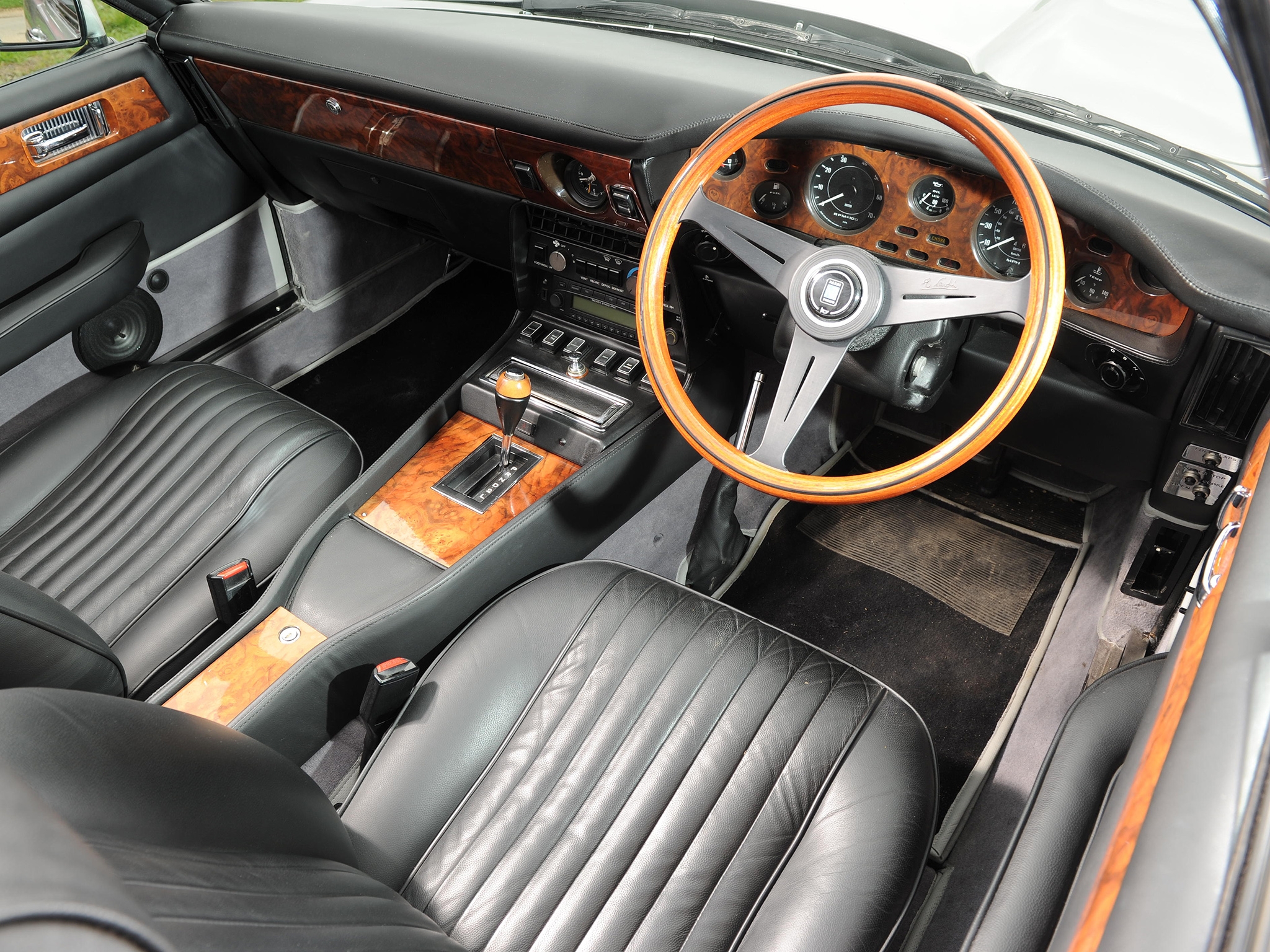 152294 Protetores de tela e papéis de parede Aston Martin em seu telefone. Baixe volante, retrô, interior, o preto fotos gratuitamente
