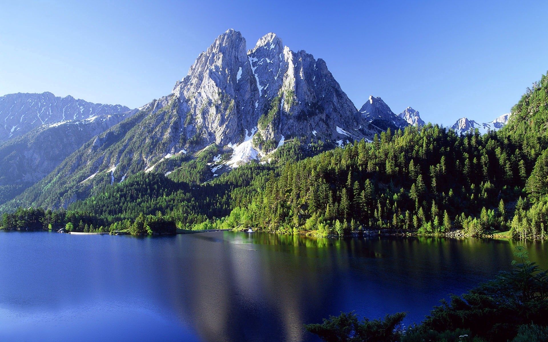 143801 скачать обои природа, горы, вода, вершина, озеро, лес, рябь - заставки и картинки бесплатно