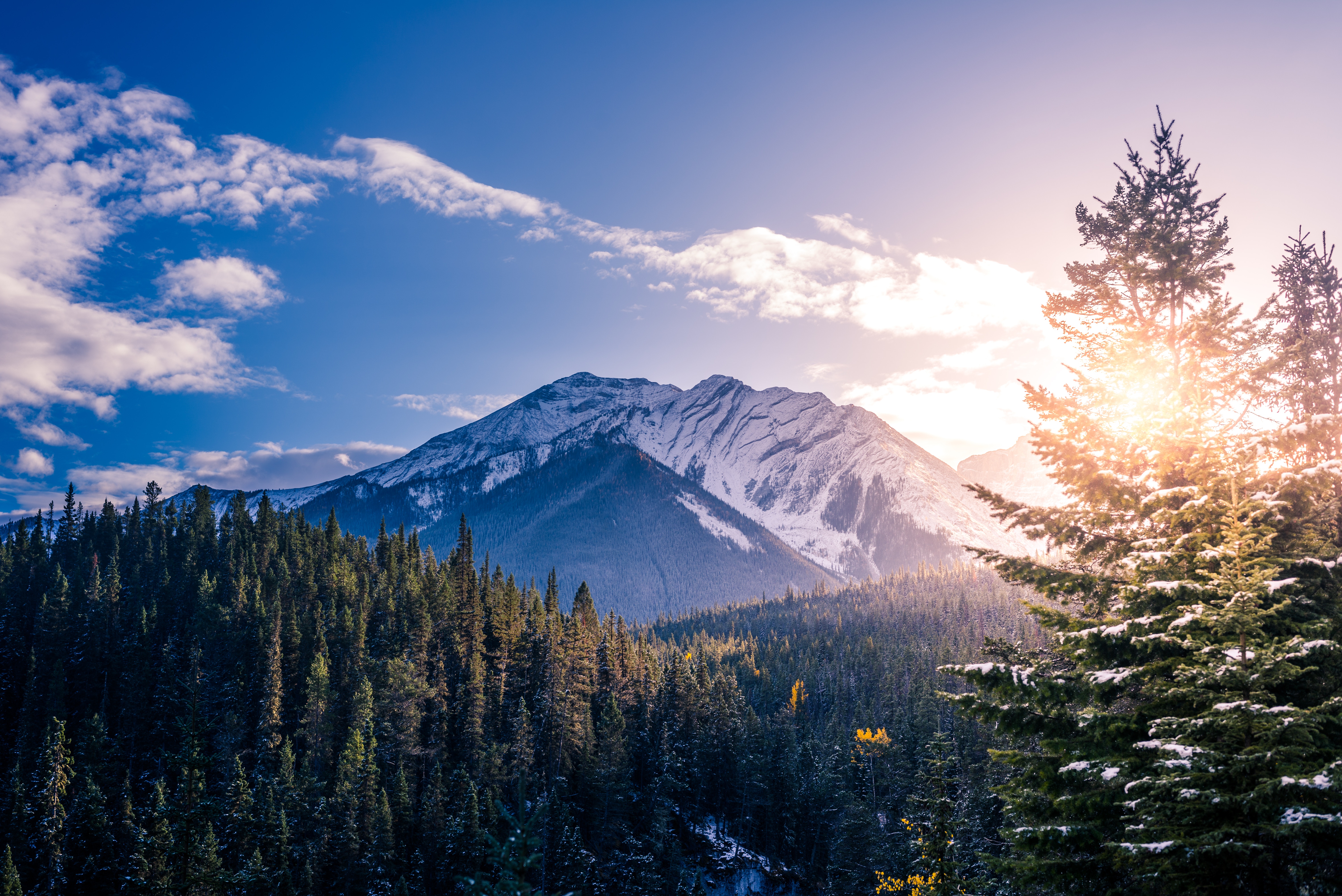 Handy-Wallpaper Natur, Mountains, Kanada, Oberteile, Scheitelpunkt, Schneebedeckt, Snowbound, Banff kostenlos herunterladen.
