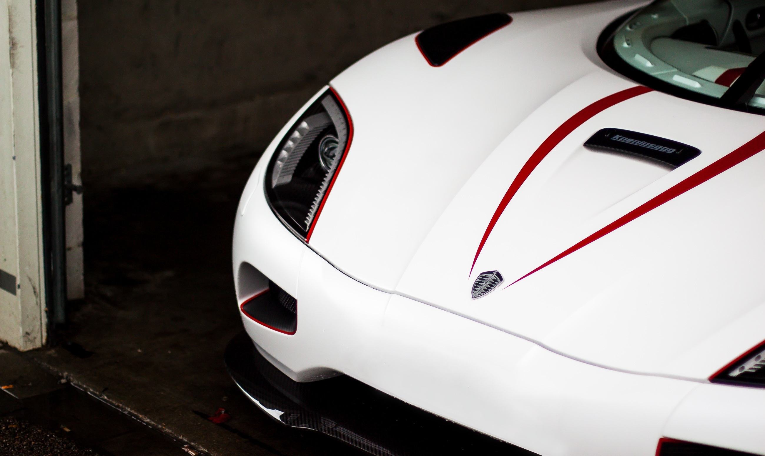 142085 download wallpaper koenigsegg, cars, white, headlight, hood, agera r screensavers and pictures for free