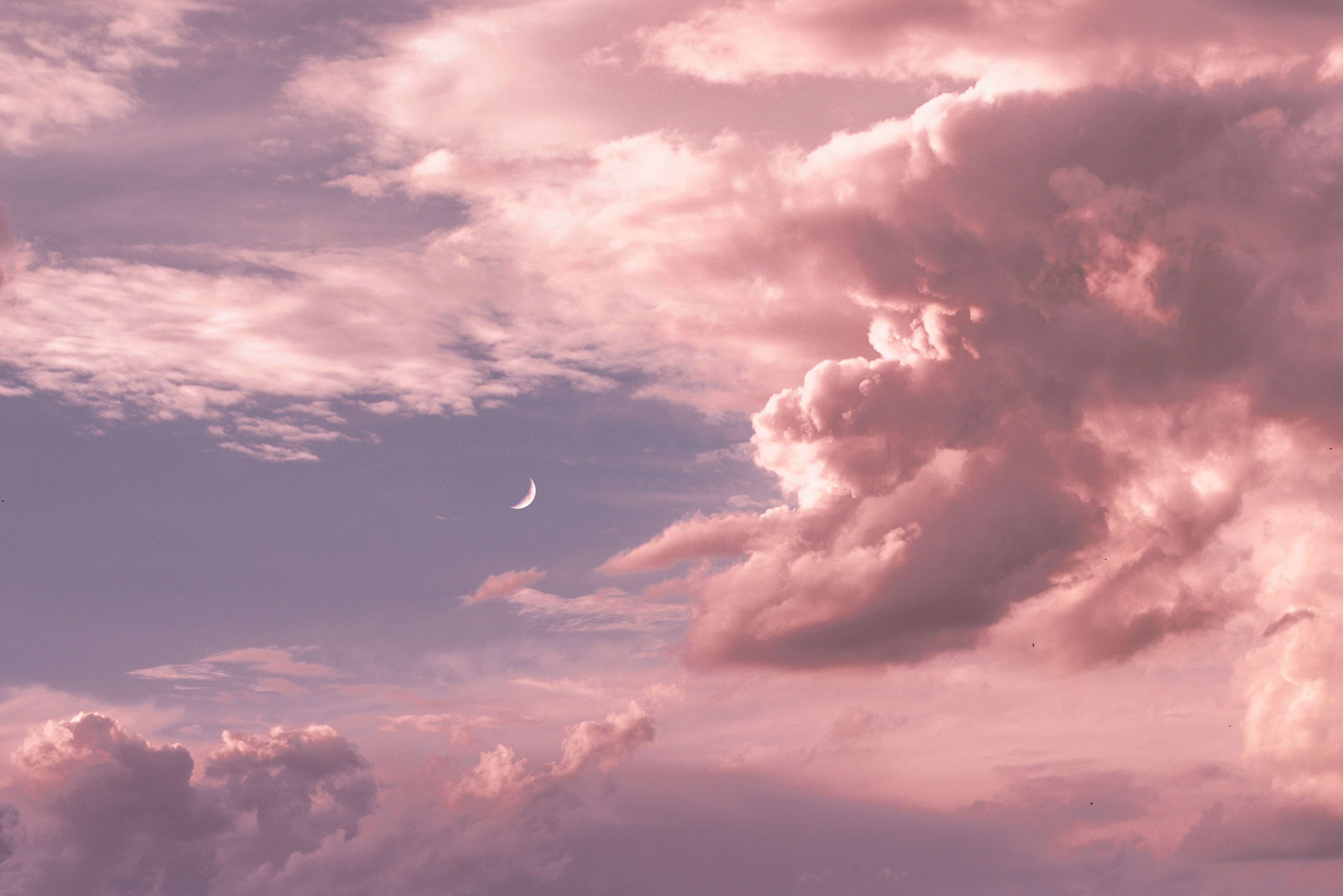 Скачать картинку Небо, Луна, Природа, Облака, Высота в телефон бесплатно.