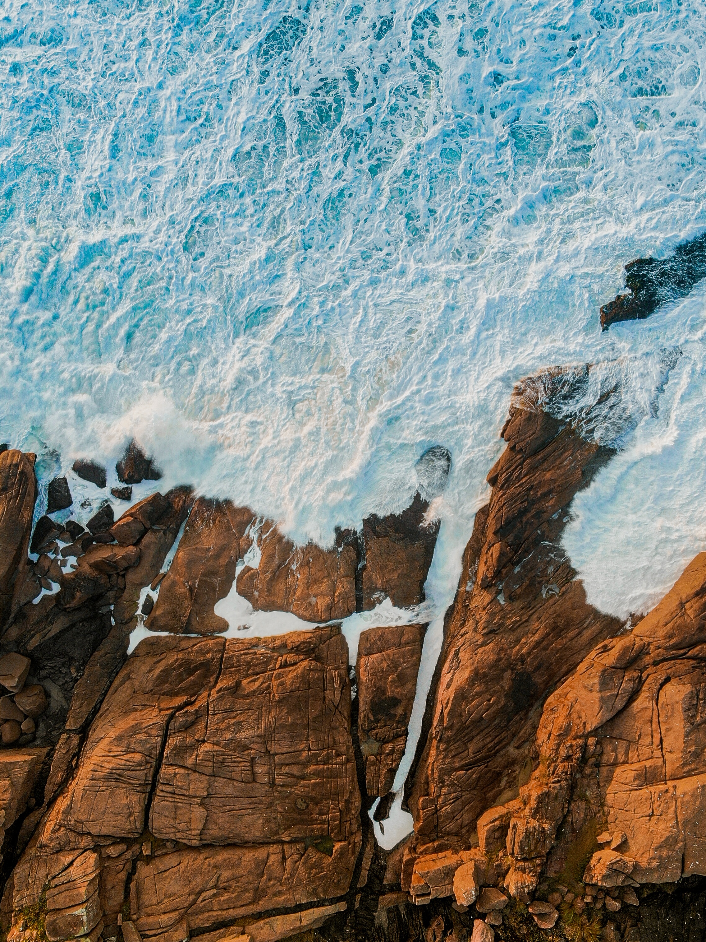 Handy-Wallpaper Natur, Sea, Waves, Felsen, Die Steine, Blick Von Oben, Küste kostenlos herunterladen.