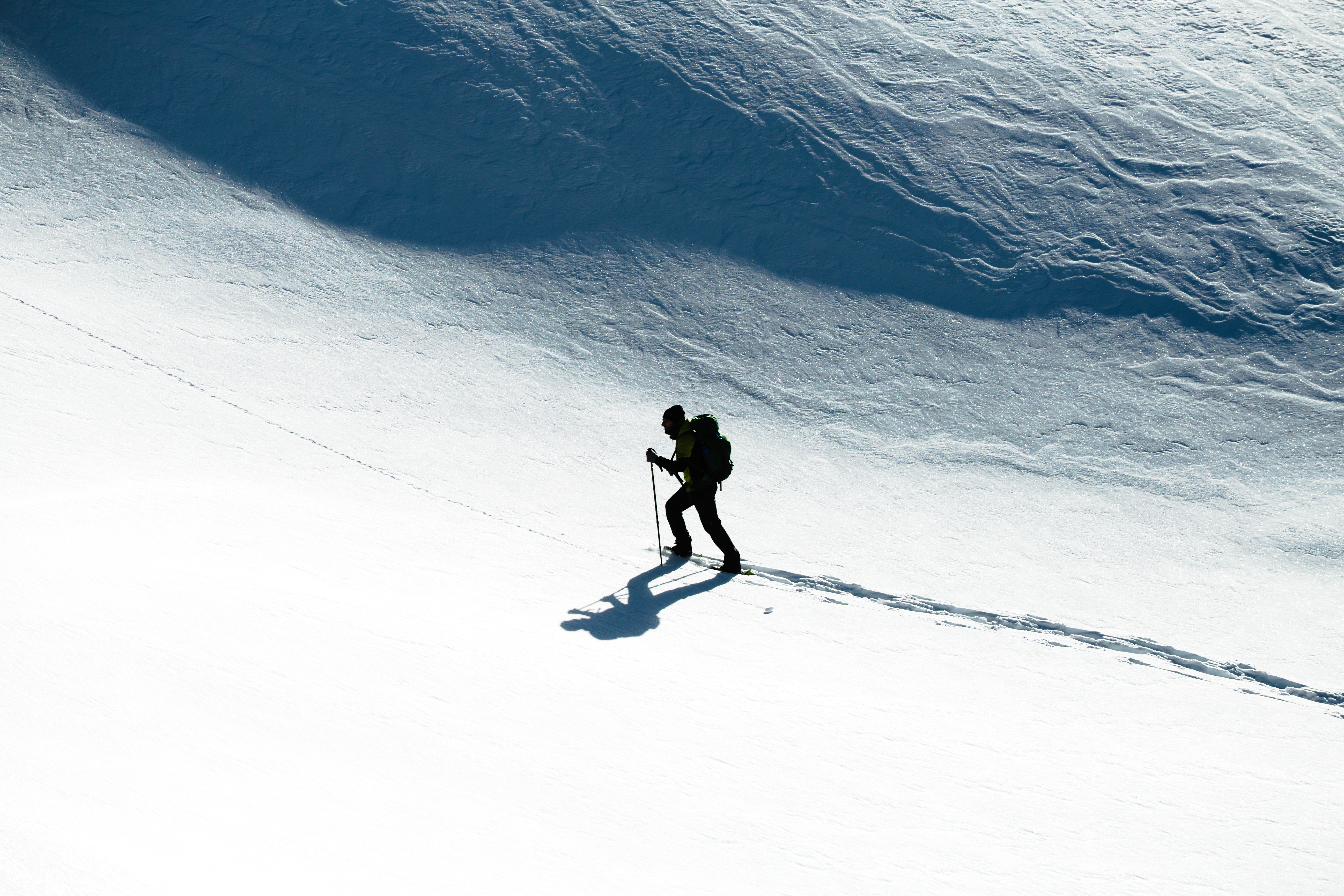 51395 Hintergrundbild herunterladen sport, winter, schnee, steigen, klettern, skifahrer - Bildschirmschoner und Bilder kostenlos