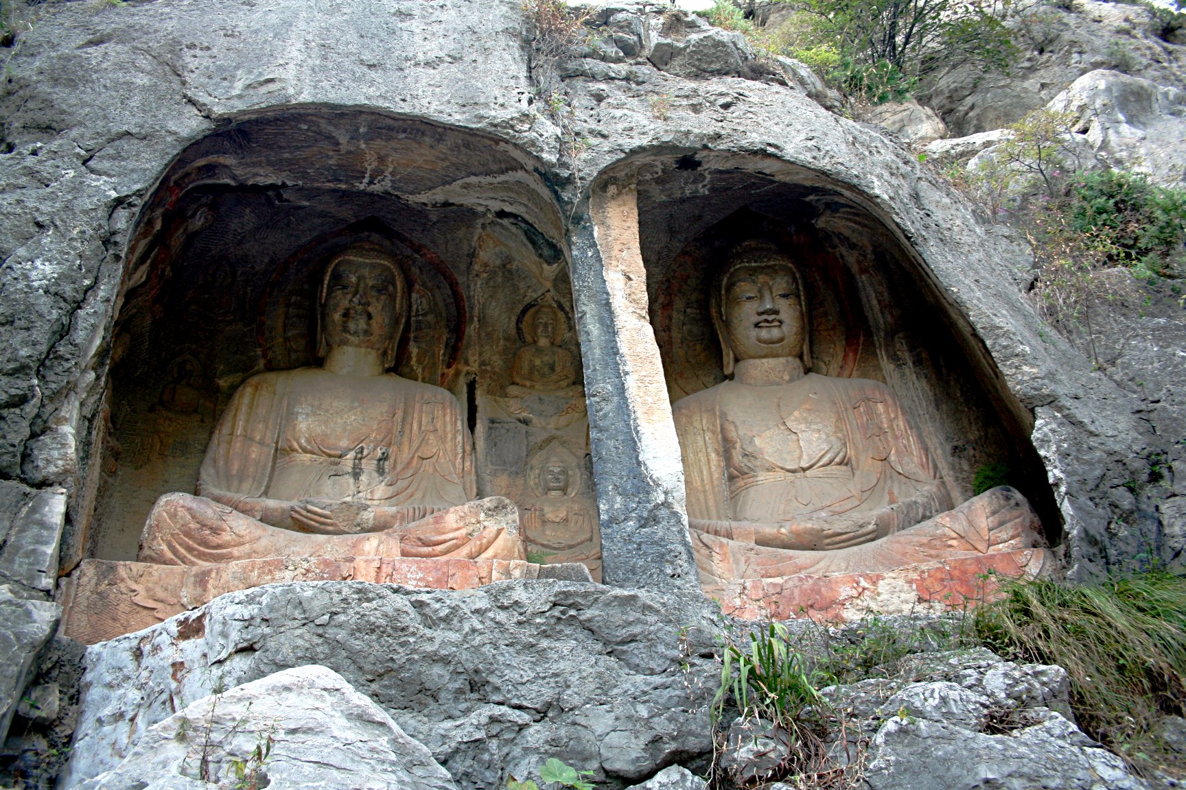Пещеры будды. Пещера десяти тысяч Будд Китай. Гора тысячи Будд. Тысяча Будд Цзинань. Шаньдун Китай буддийский храм в скале.
