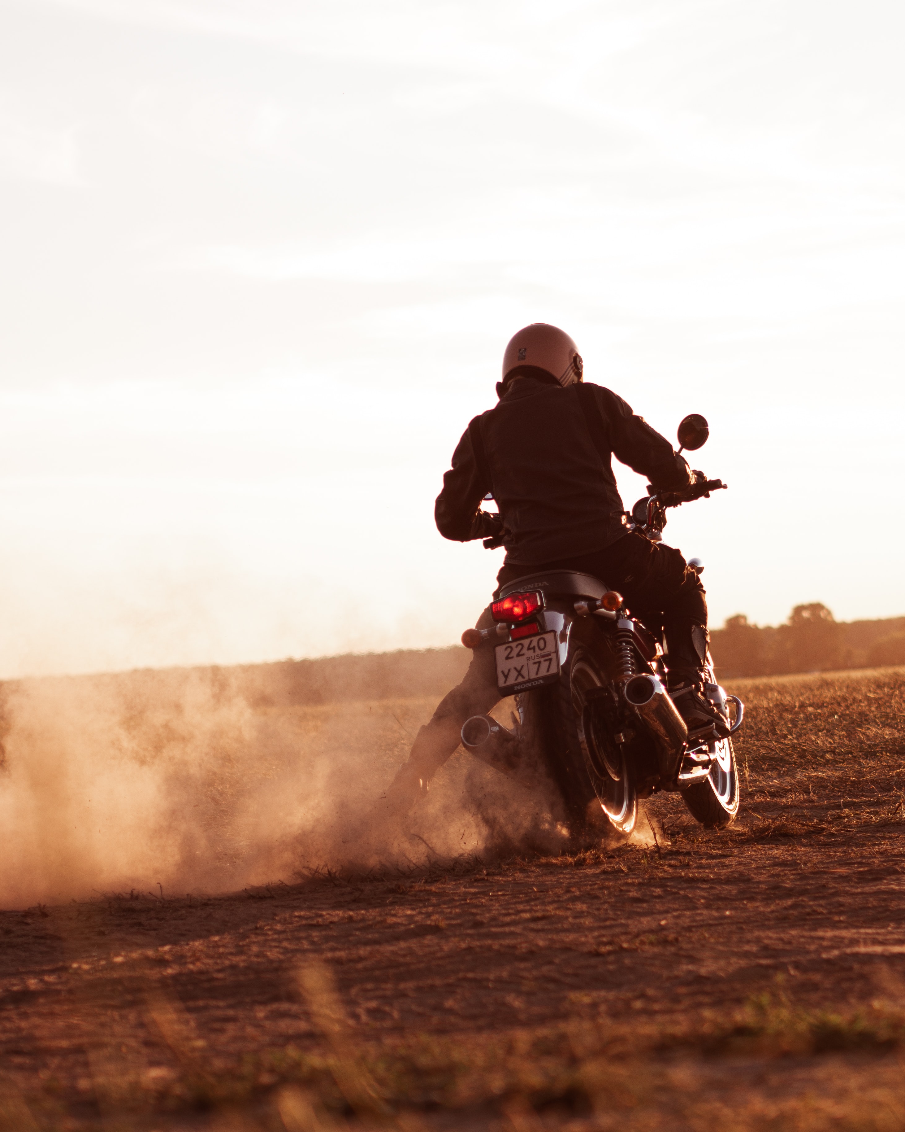 Laden Sie das Motorräder, Wüste, Motorradfahrer, Helm, Motorrad, Fahrrad, Staub-Bild kostenlos auf Ihren PC-Desktop herunter