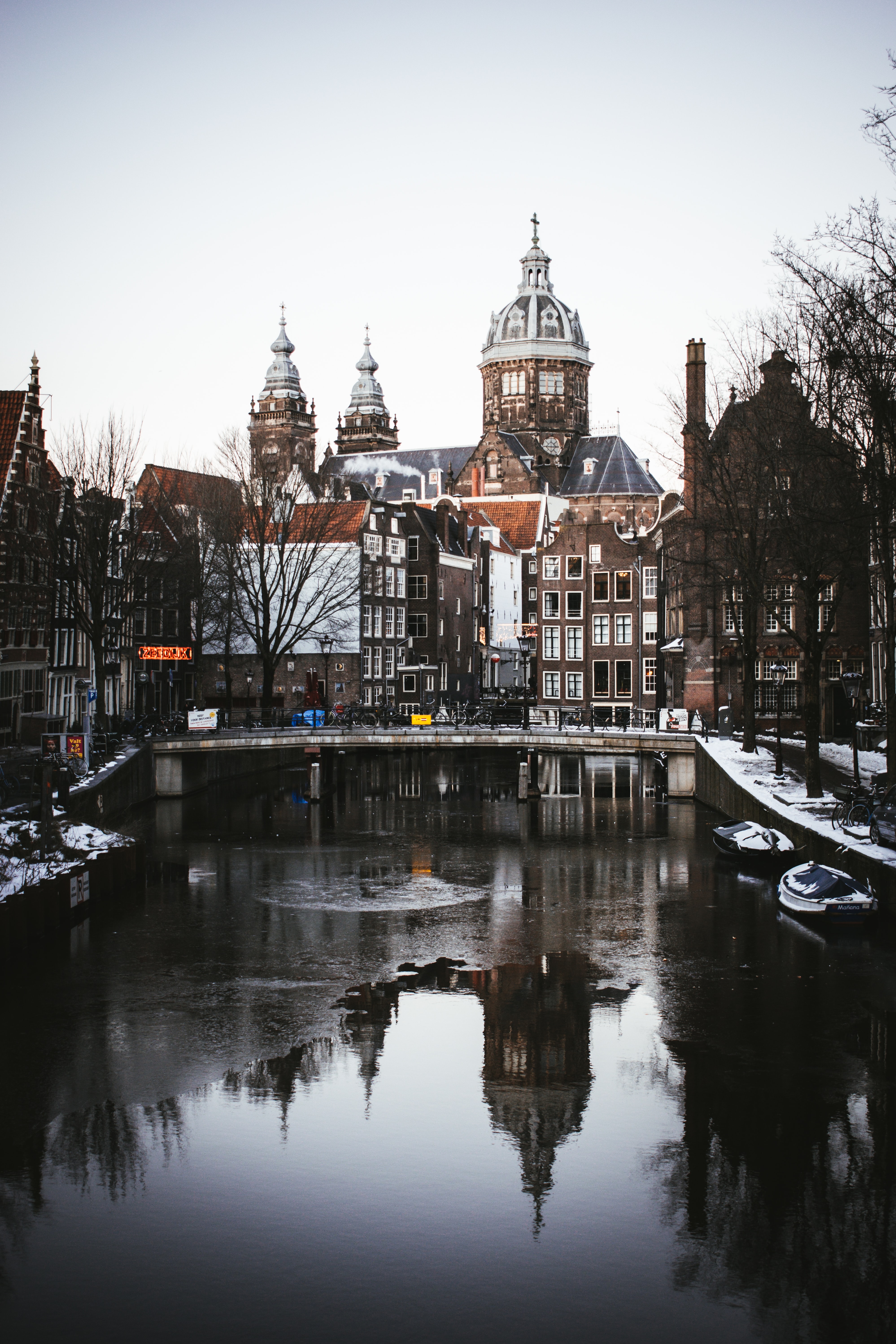 Handy-Wallpaper Städte, Flüsse, Architektur, Stadt, Gebäude, Reflexion, Amsterdam kostenlos herunterladen.