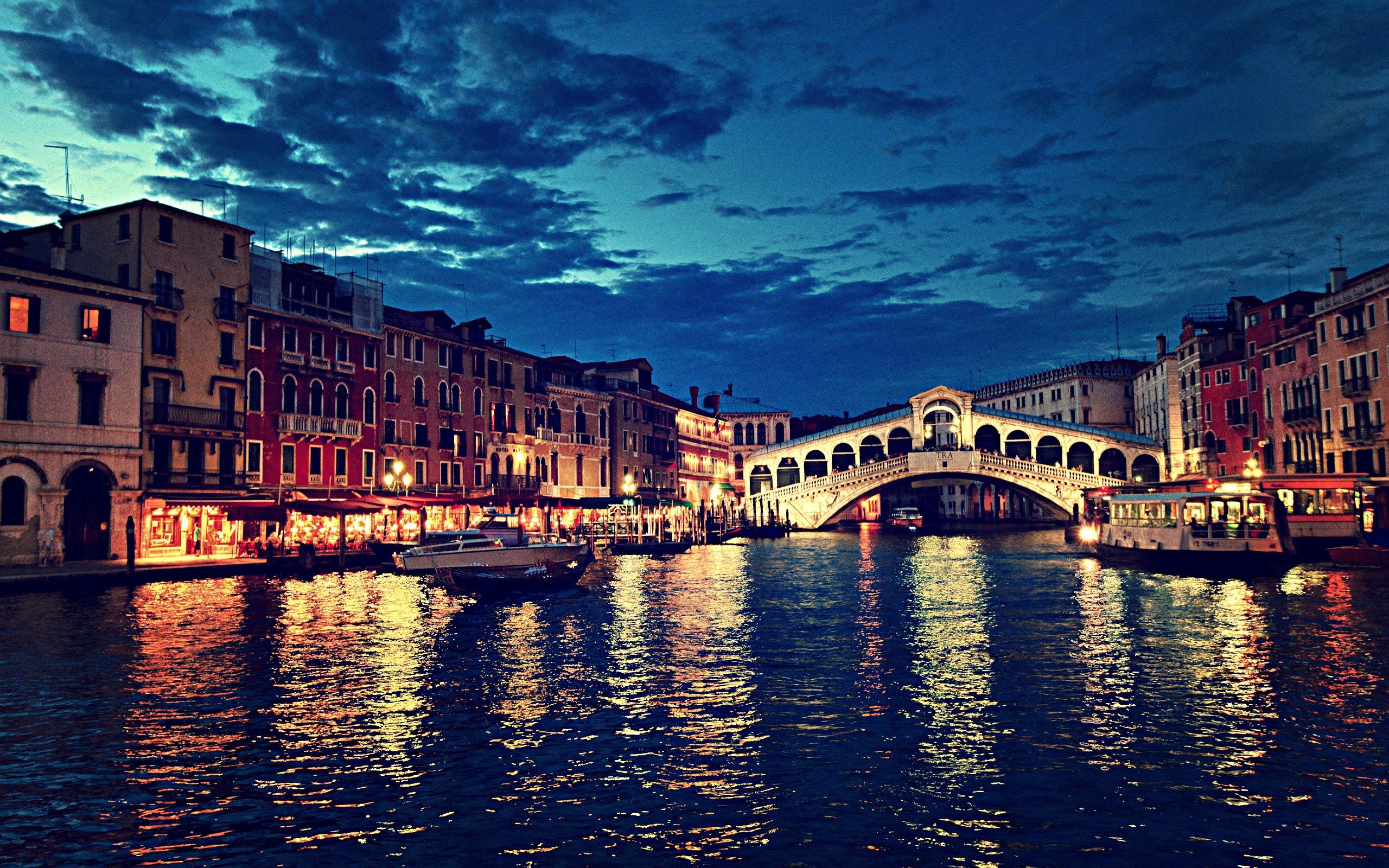 Laden Sie das Italien, Übernachtung, Städte, Flüsse, Gebäude, Rialtobrücke-Bild kostenlos auf Ihren PC-Desktop herunter