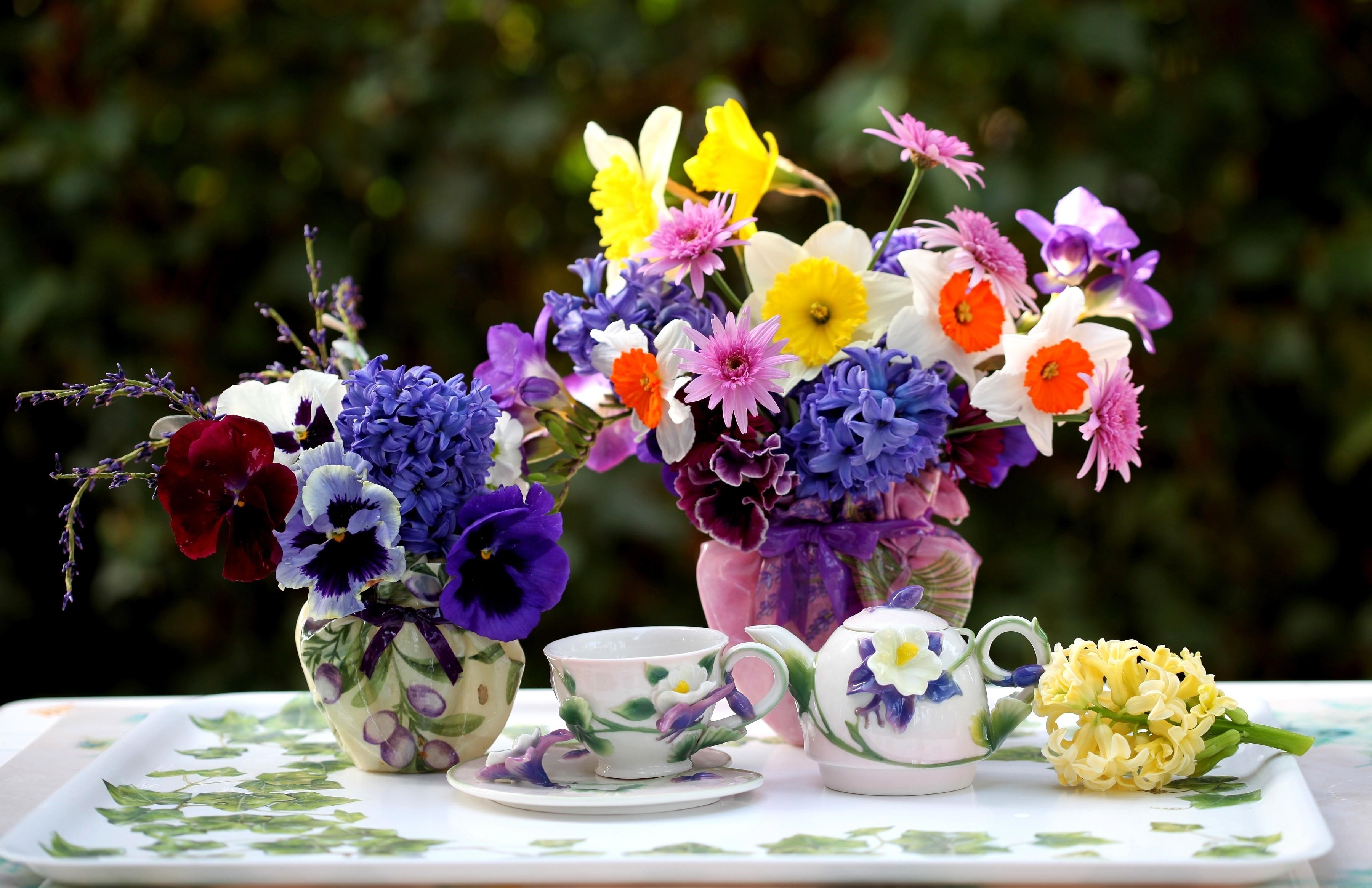Handy-Wallpaper Blumen, Stiefmütterchen, Narzissen, Tee Set, Tee-Set, Tablett, Fach, Vasen, Hyazinthen kostenlos herunterladen.