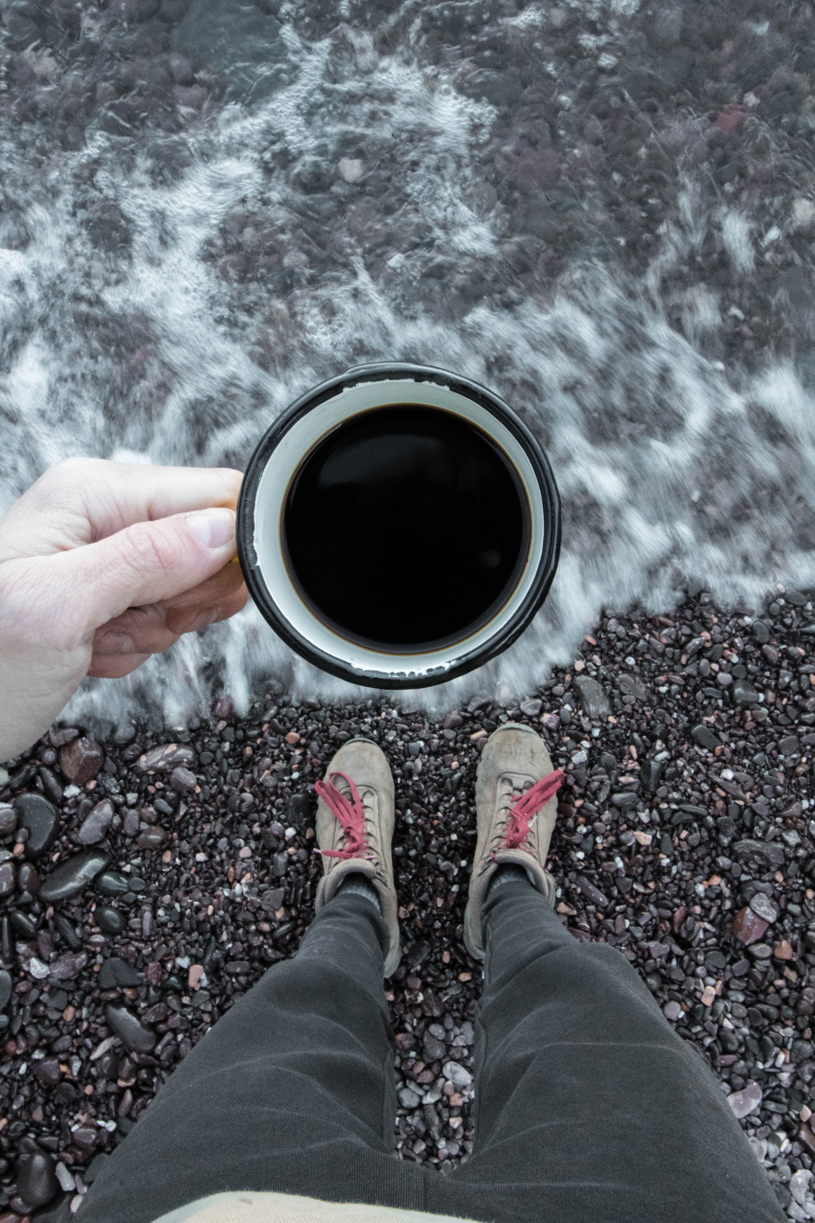 Handy-Wallpaper Kiesel, Sea, Coffee, Hand, Verschiedenes, Sonstige, Beine, Eine Tasse, Tasse kostenlos herunterladen.