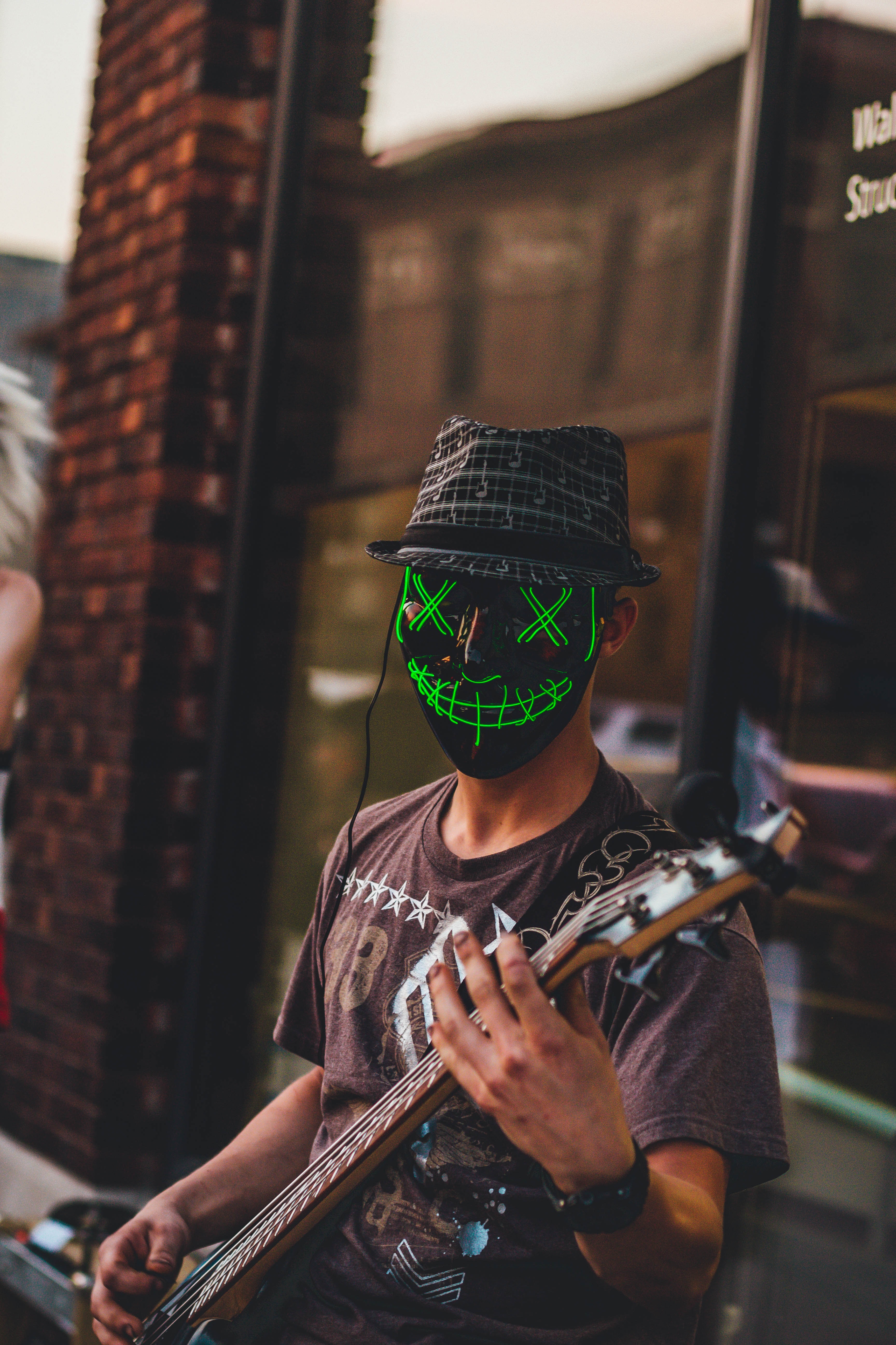 Handy-Wallpaper Maske, Verschiedenes, Sonstige, Gitarre, Mensch, Person, Musiker, Gitarrenspieler, Gitarrist kostenlos herunterladen.