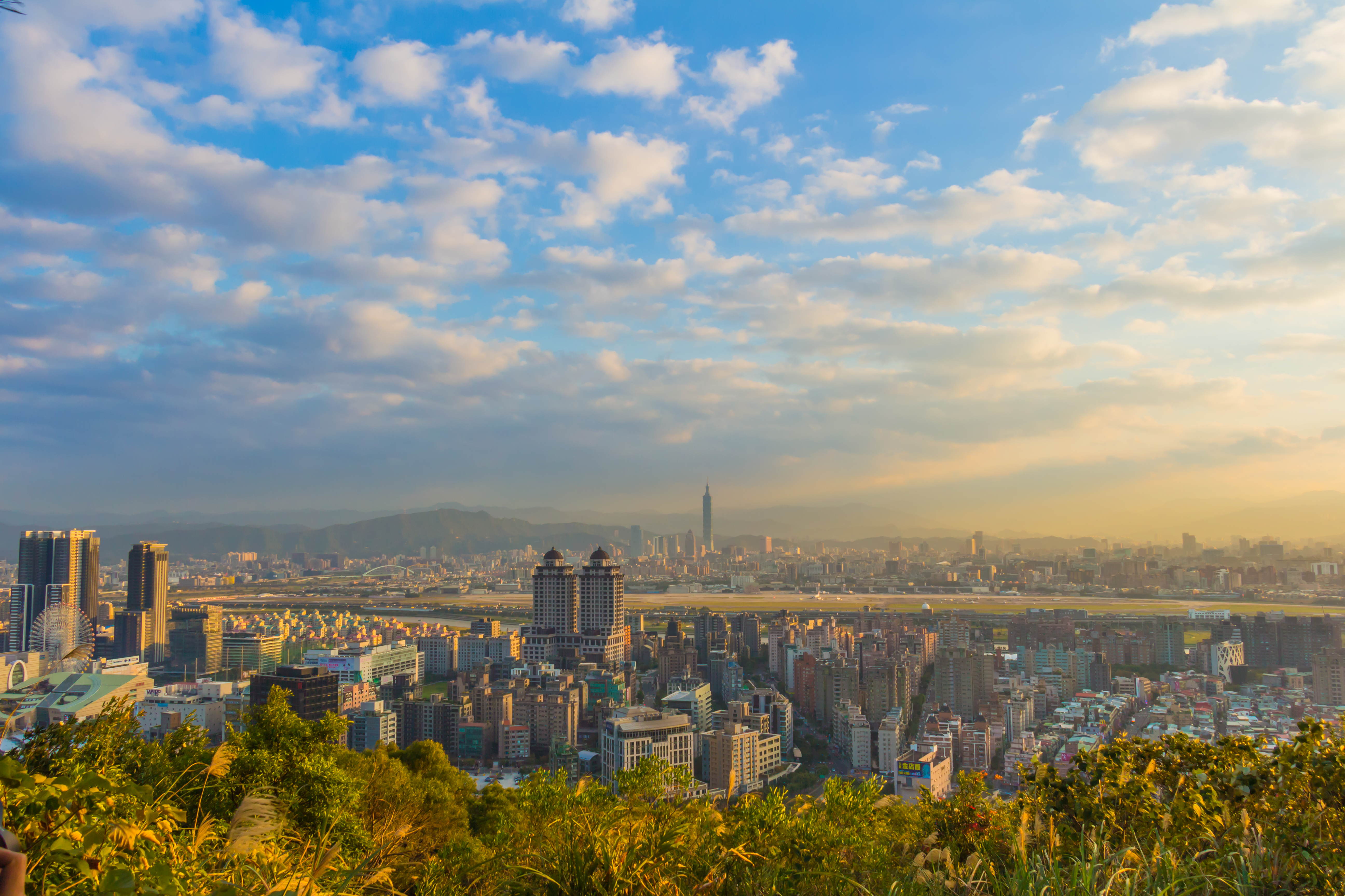Đắm chìm trong khung cảnh đẹp mộng mơ của thành phố Đài Bắc khi xem bức ảnh chụp bầu trời thành phố. Sự hòa quyện giữa văn hóa truyền thống và hiện đại đã tạo nên một bức tranh tuyệt đẹp đầy sức hấp dẫn và thu hút.