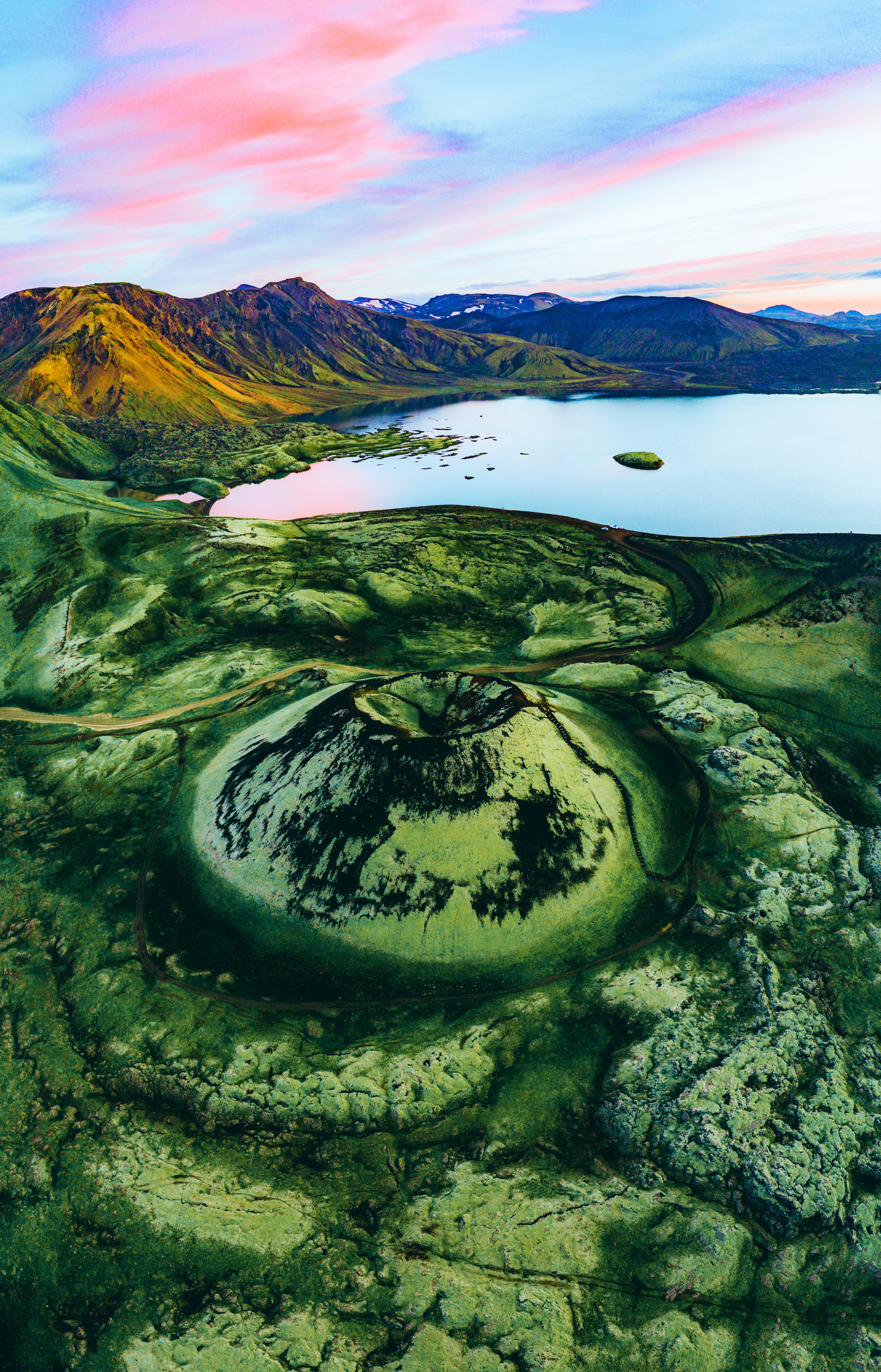 133097 Bildschirmschoner und Hintergrundbilder Island auf Ihrem Telefon. Laden Sie natur, mountains, see, island, krater Bilder kostenlos herunter