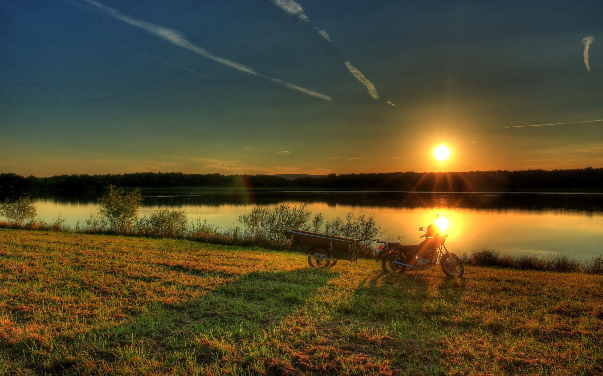 Laden Sie das Grass, Natur, Flüsse, Sunset, Motorrad-Bild kostenlos auf Ihren PC-Desktop herunter