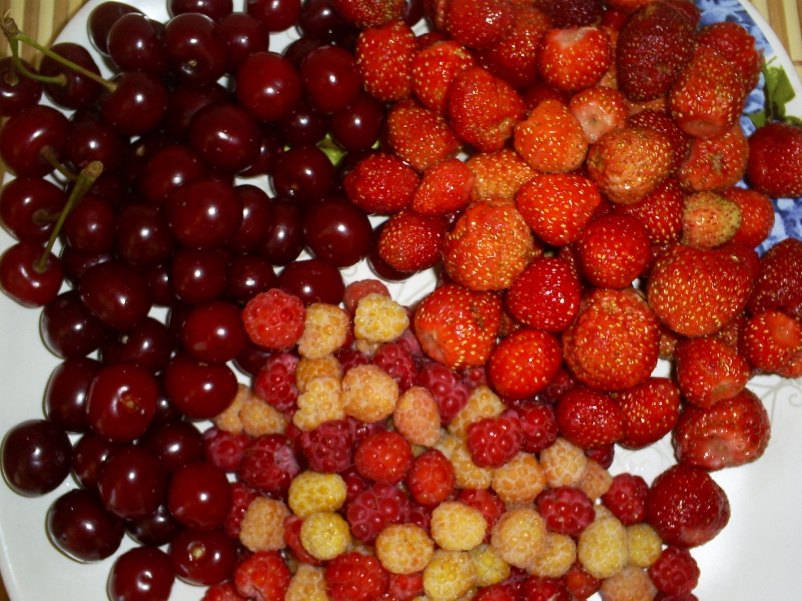 Handy-Wallpaper Obst, Kirsche, Lebensmittel, Erdbeere, Himbeere, Berries kostenlos herunterladen.