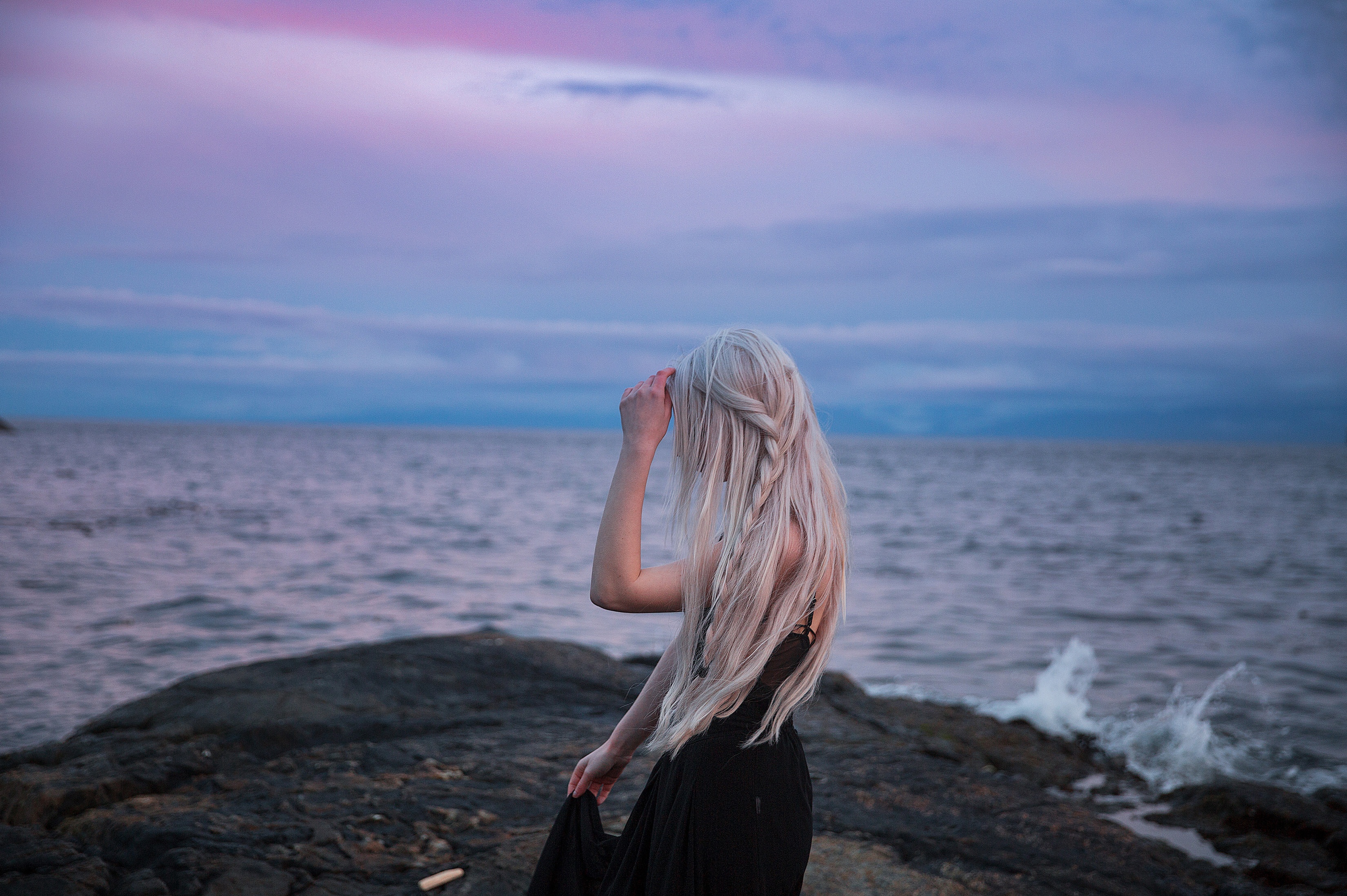 блондинка на фоне моря