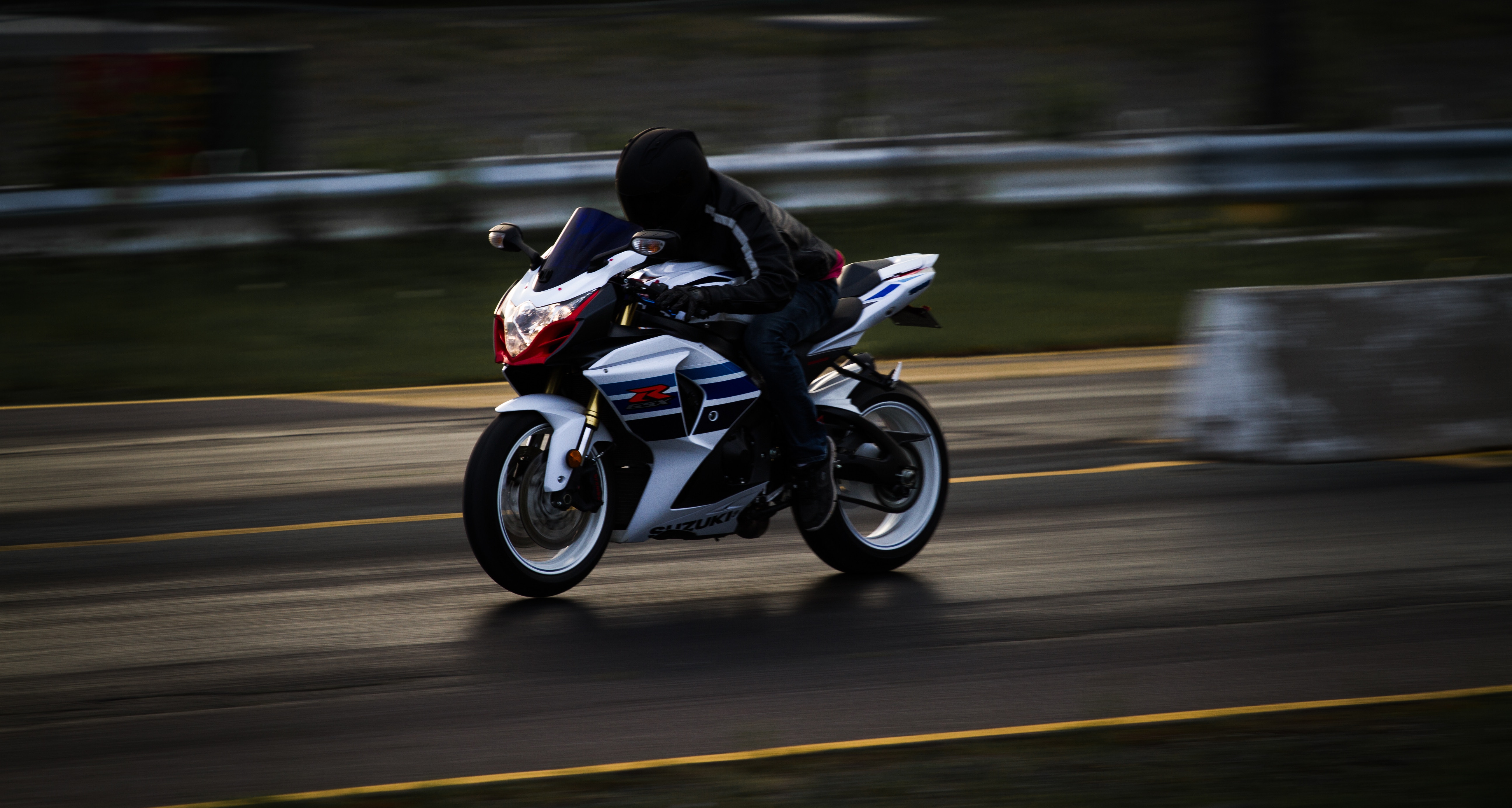 96143 Hintergrundbild herunterladen motorräder, der verkehr, bewegung, motorradfahrer, geschwindigkeit, adrenalin - Bildschirmschoner und Bilder kostenlos