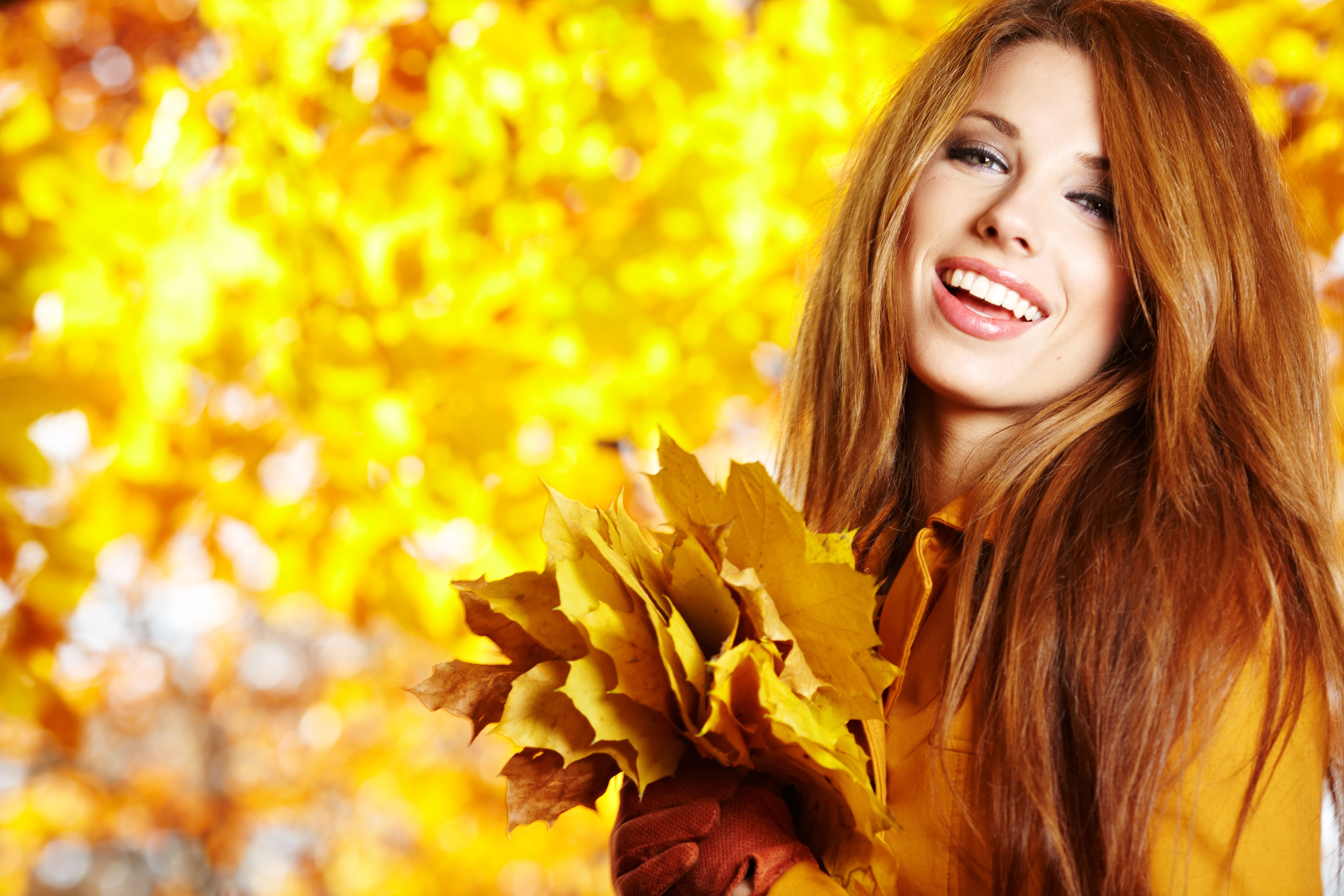 Желтые как листья что приносит осень волосы твои