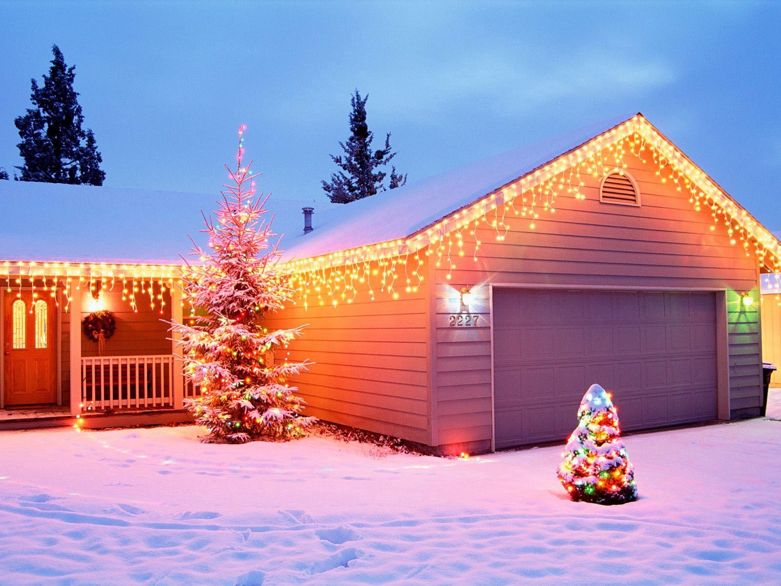 House lights, christmas, garlands, decoration 4k Wallpaper