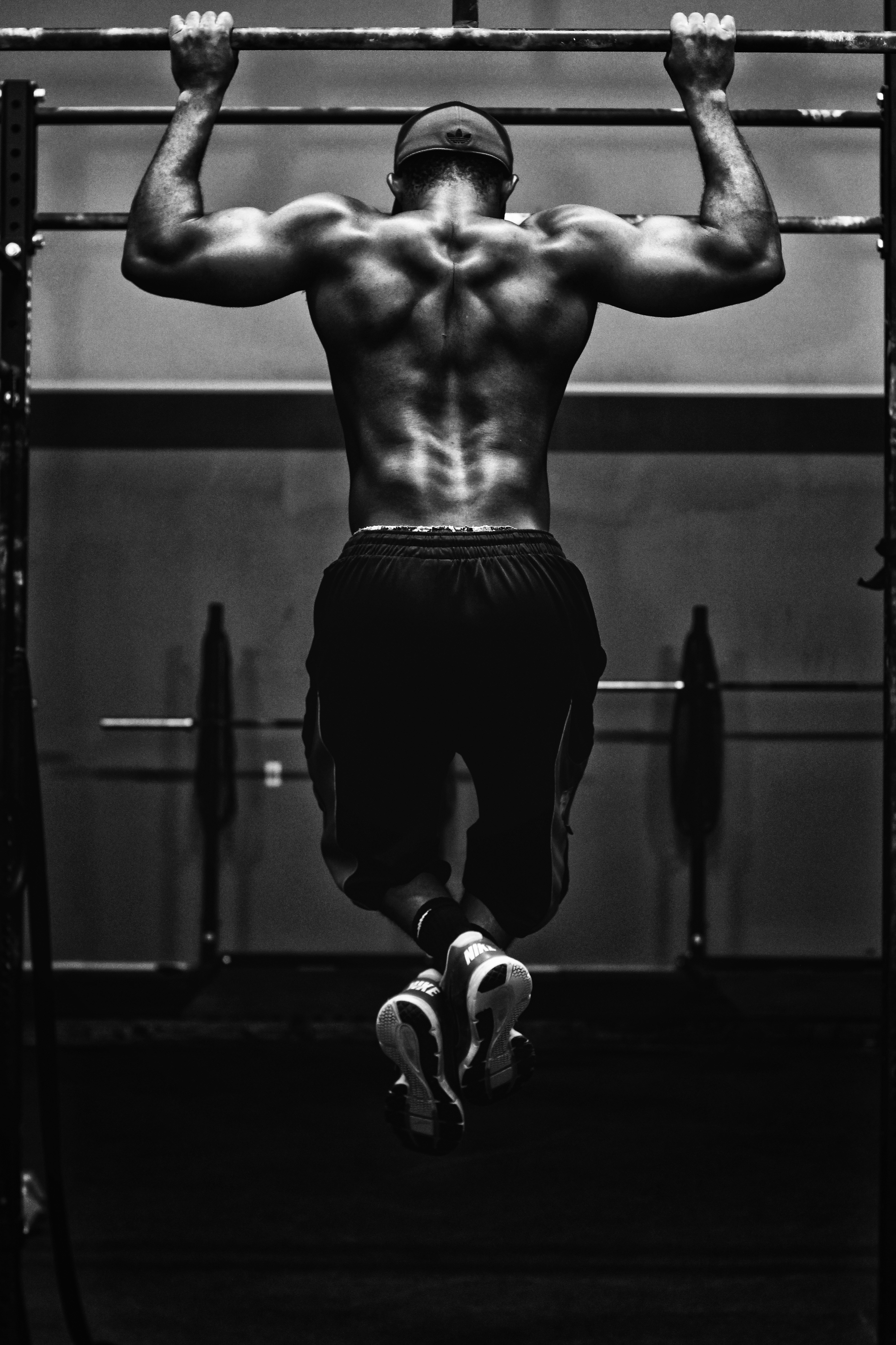 102965 download wallpaper sports, bw, chb, man, beam, muscle, athlete, sportsman, brawn, workout, pull-ups, crossbar, horizontal bar screensavers and pictures for free