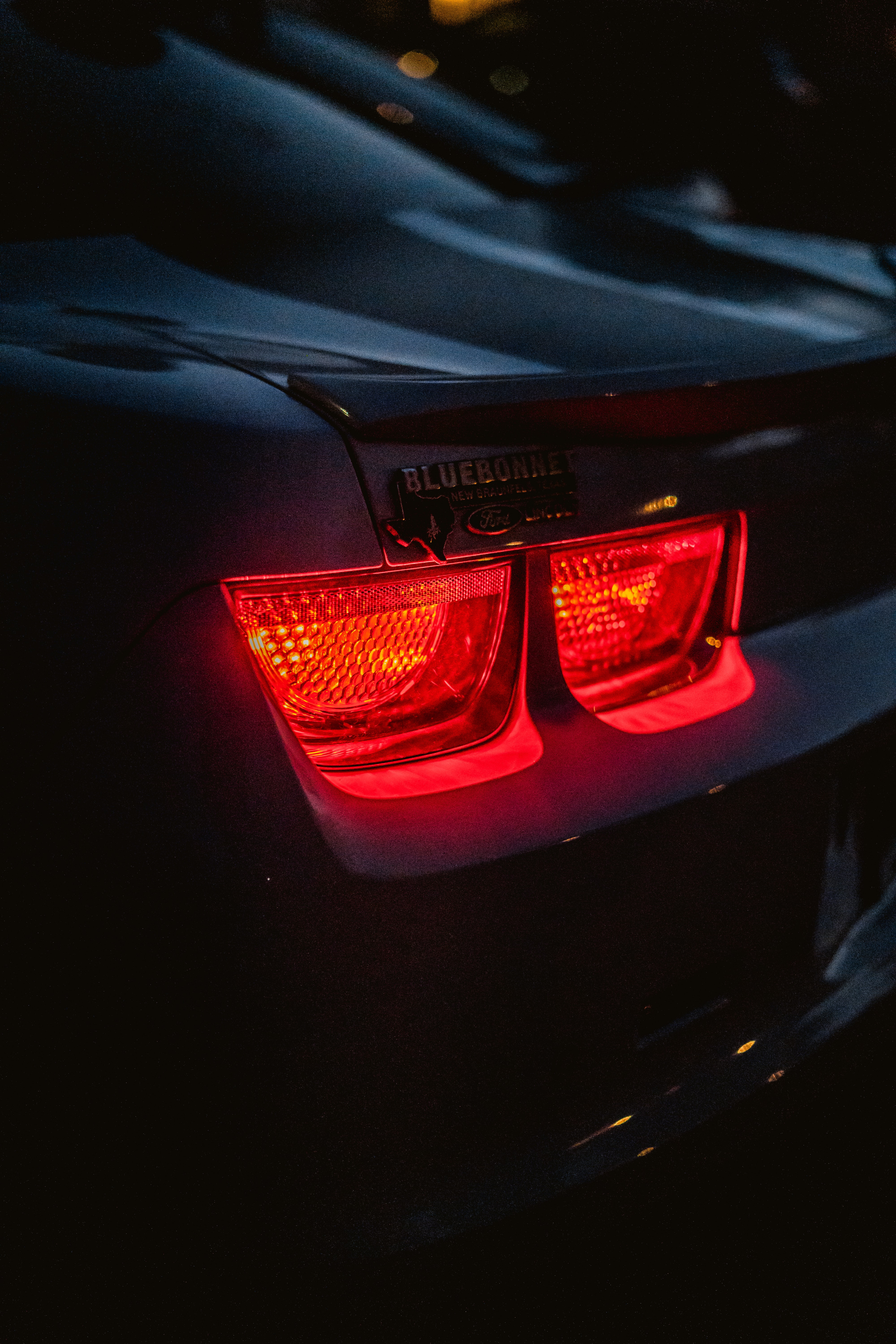 70098 Hintergrundbild herunterladen auto, ford, cars, rot, lichter, wagen, laternen, hintergrundbeleuchtung, beleuchtung - Bildschirmschoner und Bilder kostenlos