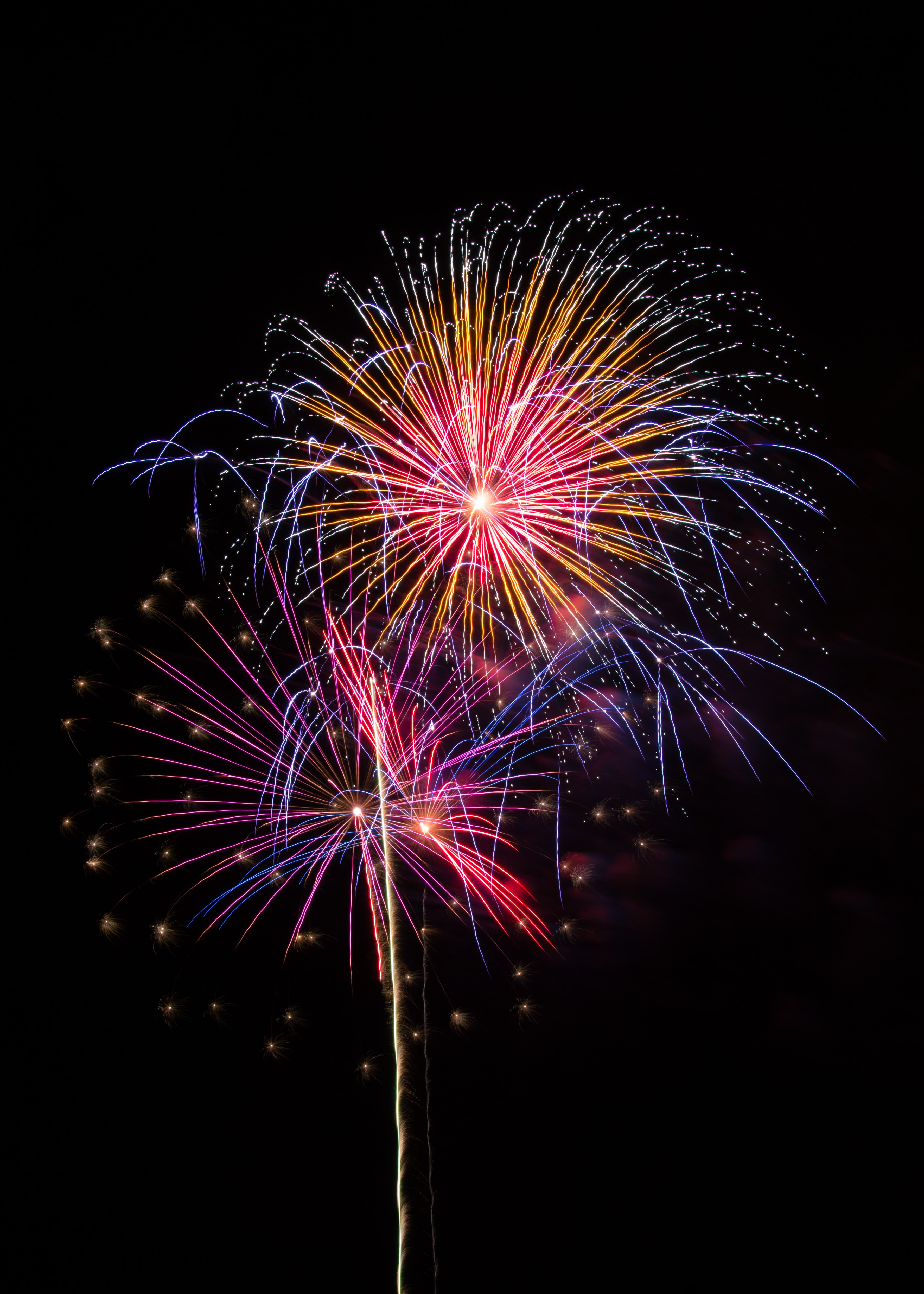 Laden Sie das Feuerwerk, Feiertage, Salute, Scheinen, Licht, Funken, Mehrfarbig, Motley-Bild kostenlos auf Ihren PC-Desktop herunter