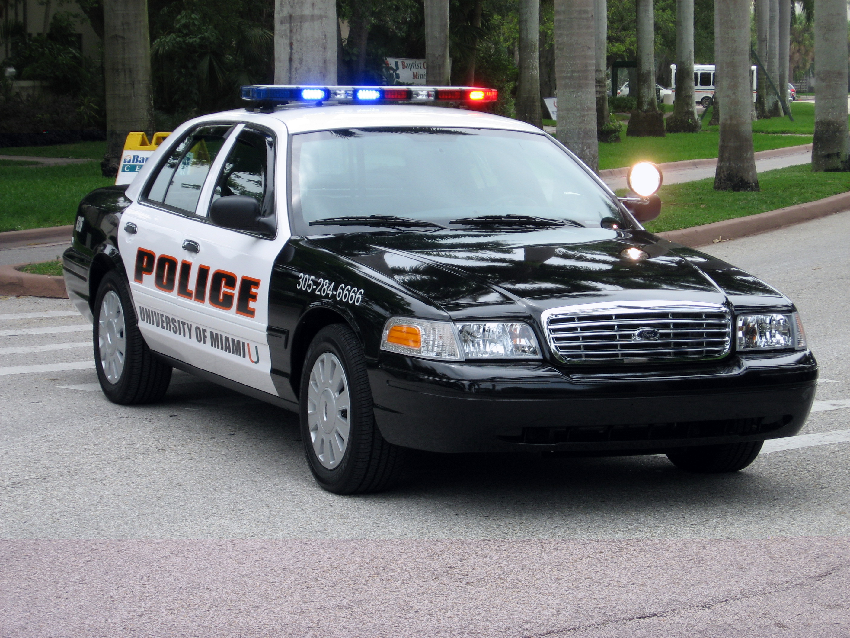 Покажи картинки полицейских. Chevrolet Caprice 2006 Police. Шевроле Каприс 2006 полиция. 2006 Ford Crown Victoria Police Interceptor. Ford Crown Victoria 911.