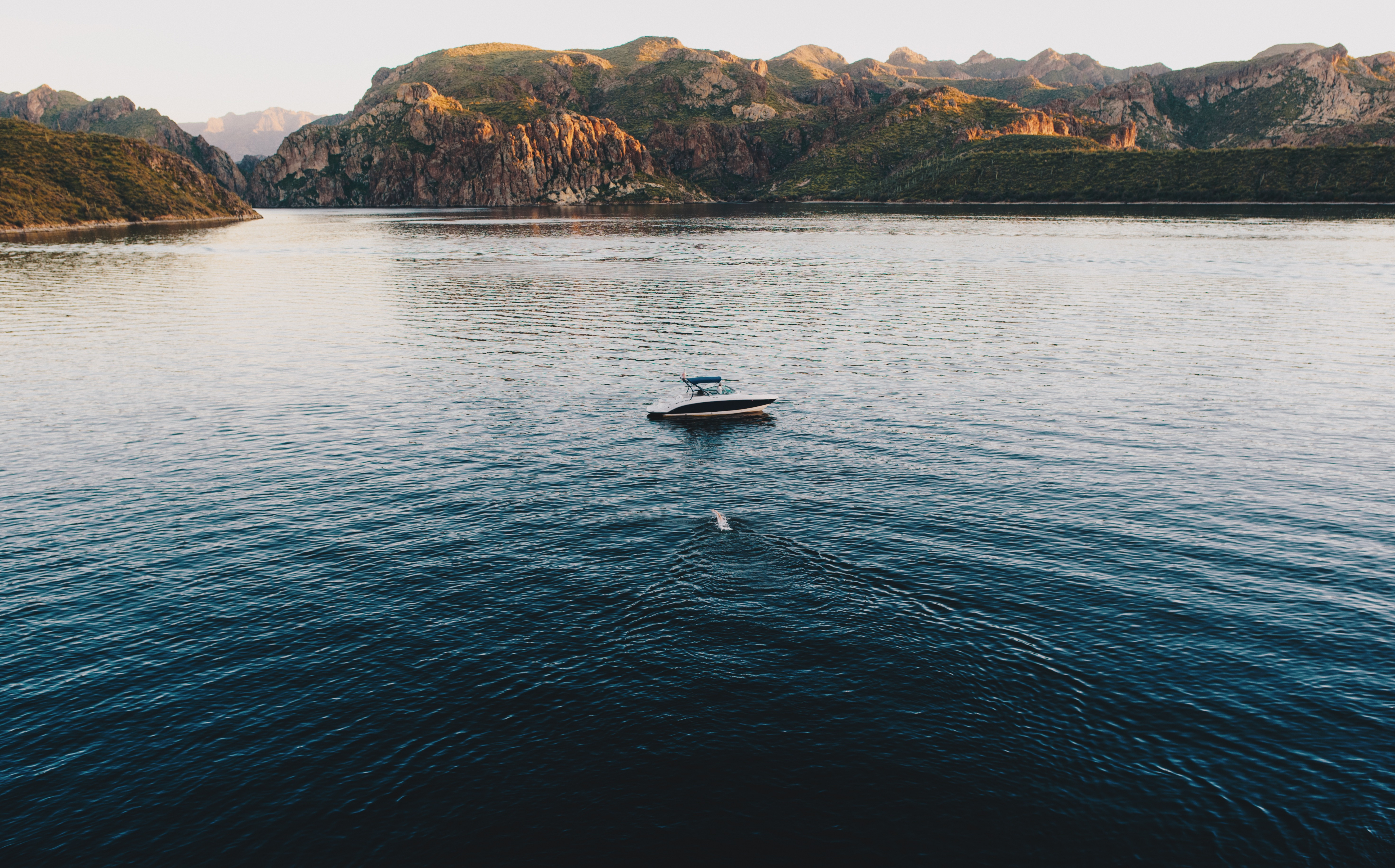 お使いの携帯電話の150150スクリーンセーバーと壁紙ボート。 舟, 自然, 山脈, 湖の写真を無料でダウンロード