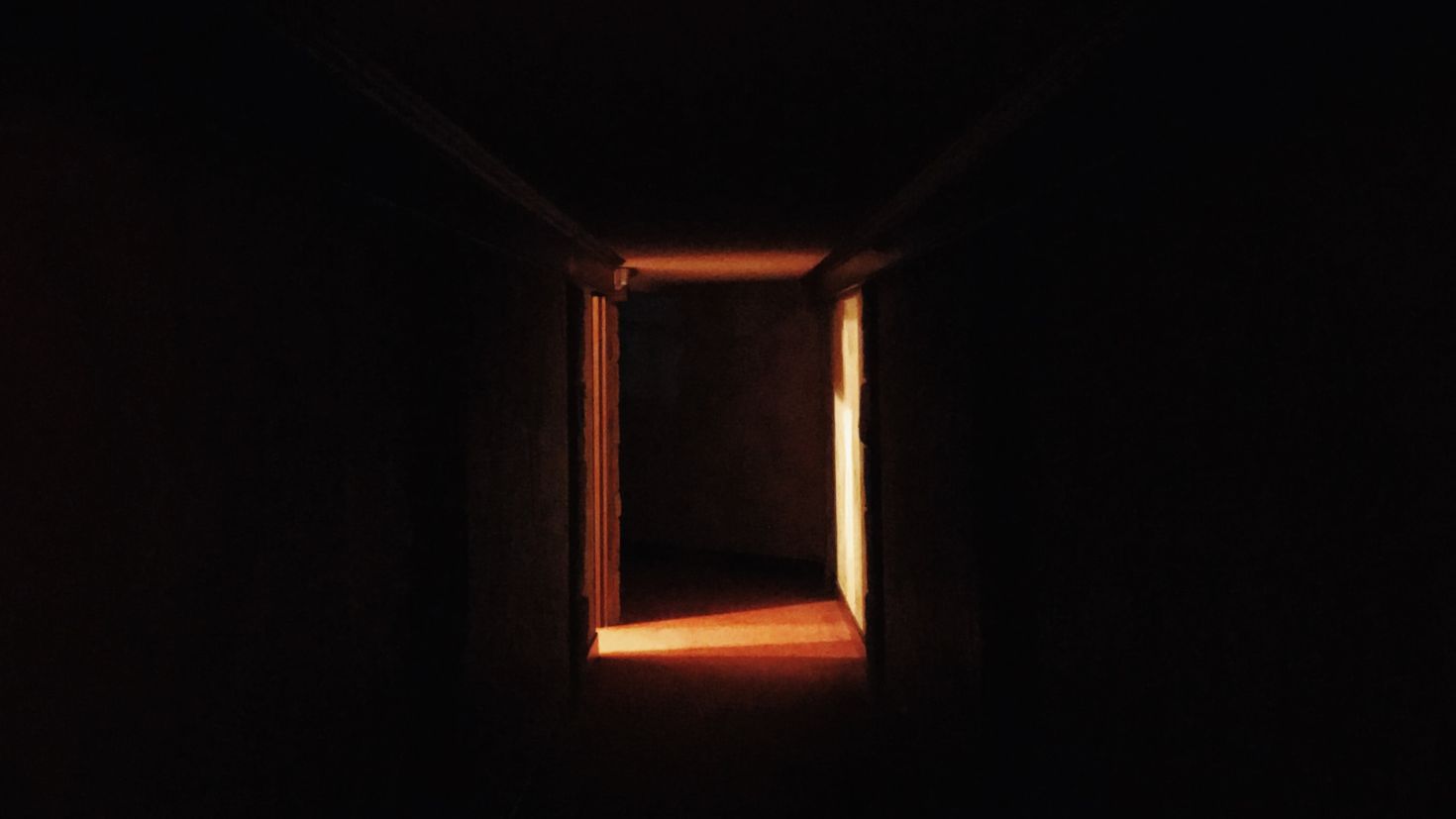Открытая дверь в темноте