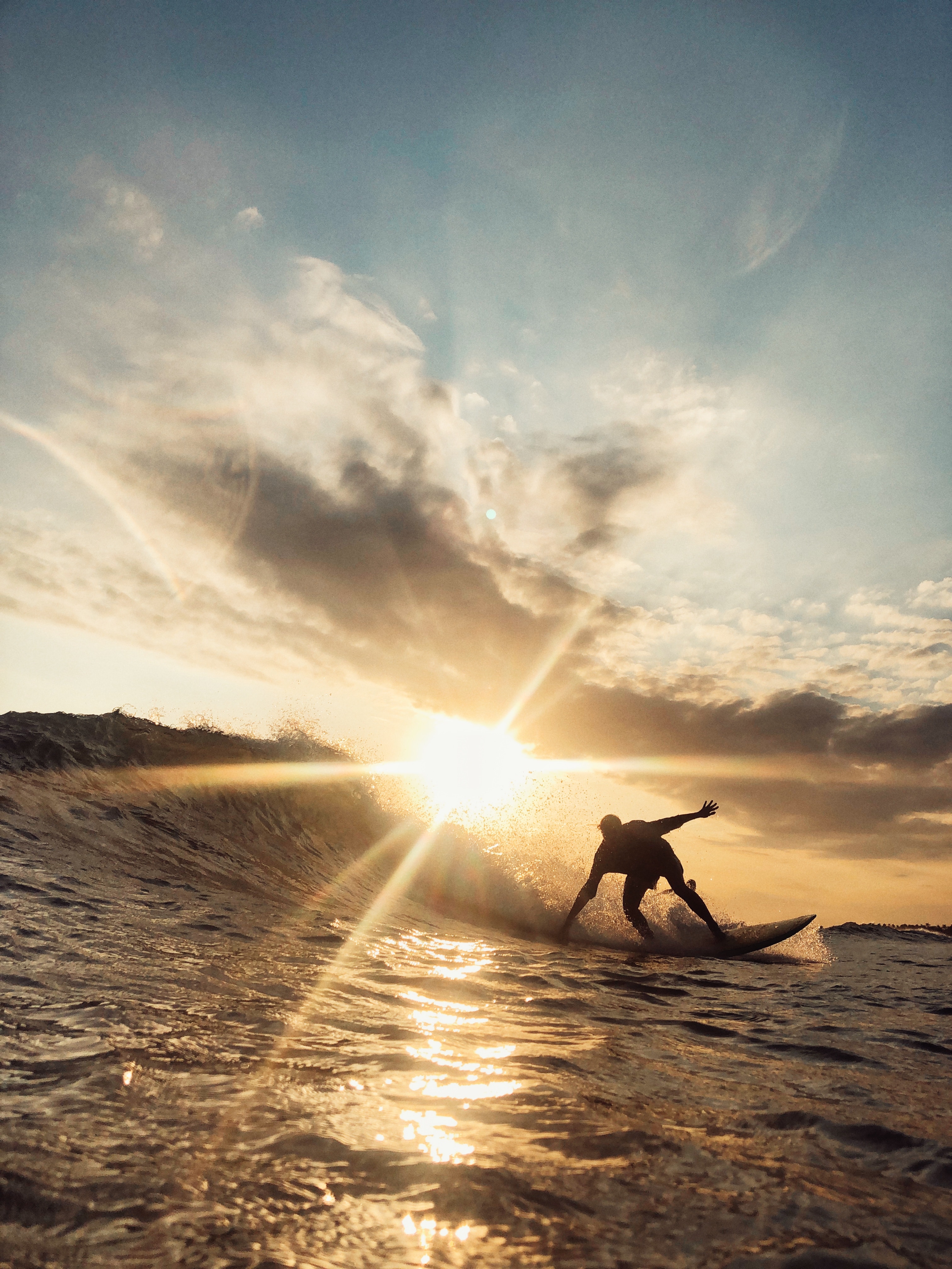 139752 Bildschirmschoner und Hintergrundbilder Surfer auf Ihrem Telefon. Laden Sie sport, sun, blendung, ozean, sonnenlicht, welle, surfer, sonnenstrahlen Bilder kostenlos herunter
