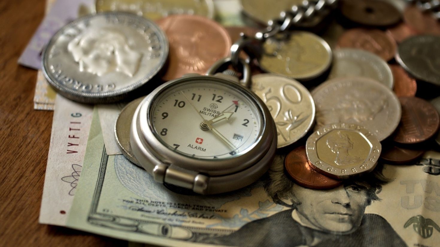 Часы и деньги