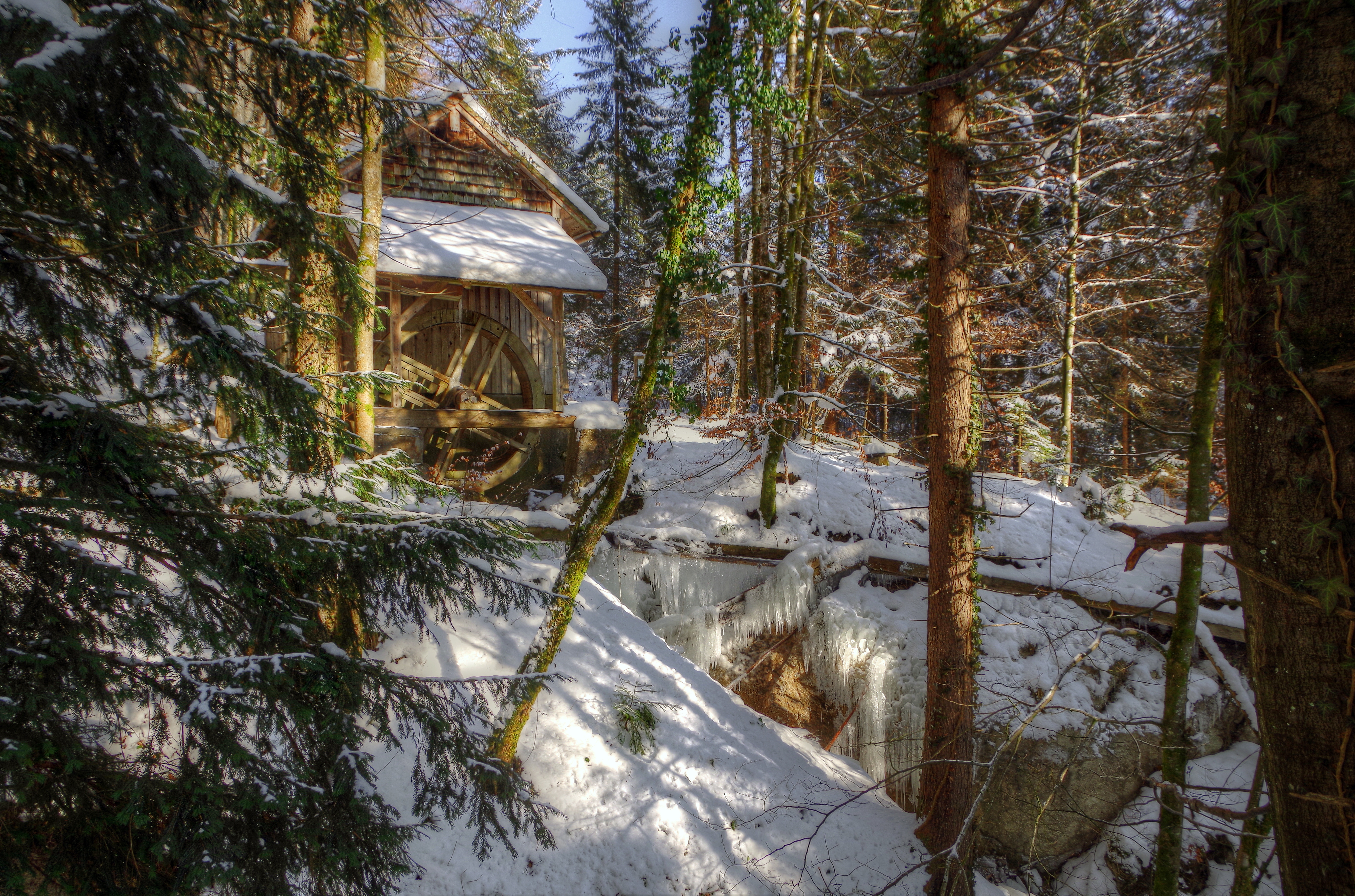 Handy-Wallpaper Winter, Landschaft, Natur, Flüsse, Wald, Mühle kostenlos herunterladen.